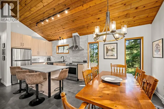 893 CLINTON WOOD COURT, Courtenay 5
