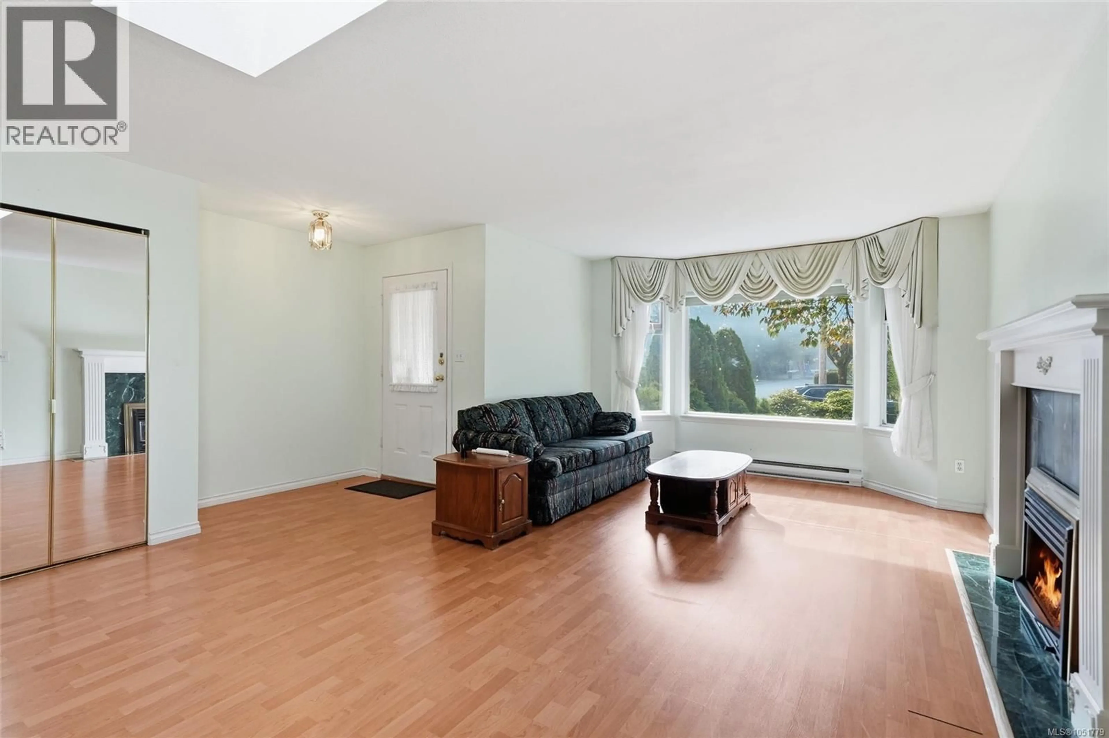 Living room with furniture, wood/laminate floor for 1846 BEGONIA WAY, Nanaimo British Columbia V9S5S5