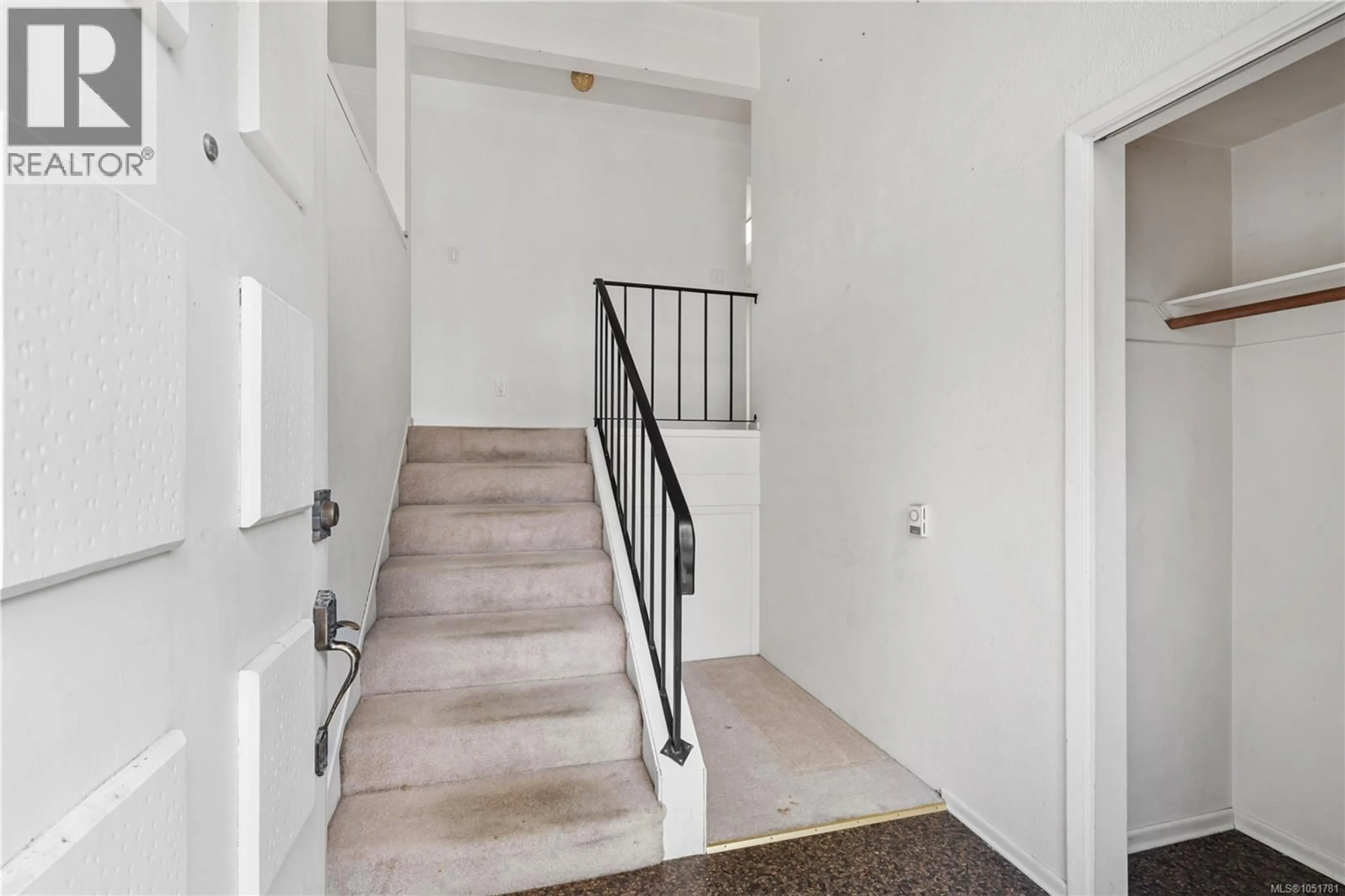 Indoor foyer for 3931 BRAEFOOT PLACE, Saanich British Columbia V8P2S2