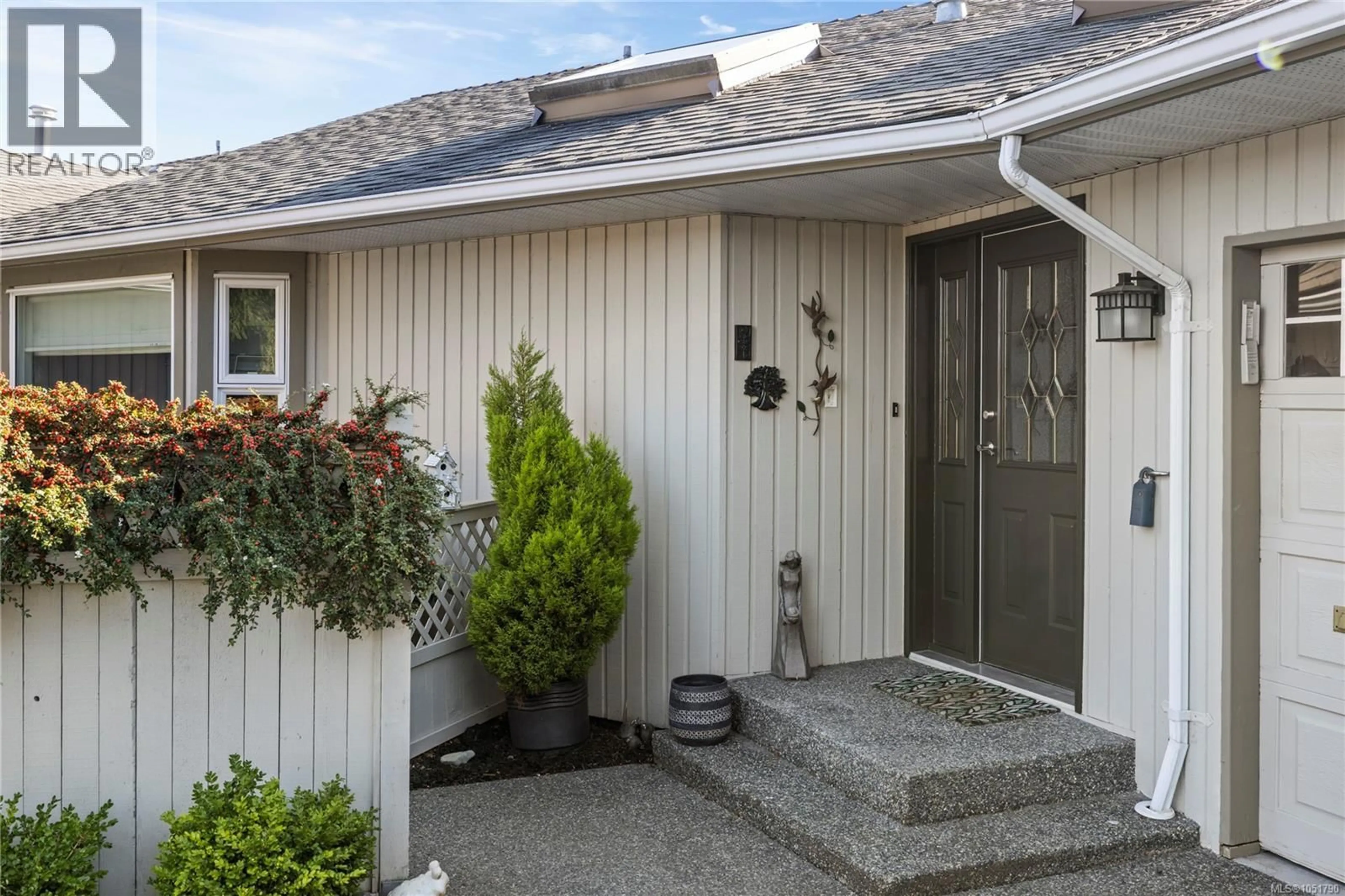 Home with vinyl exterior material, street for 3219 POINT PLACE, Nanaimo British Columbia V9T5V2