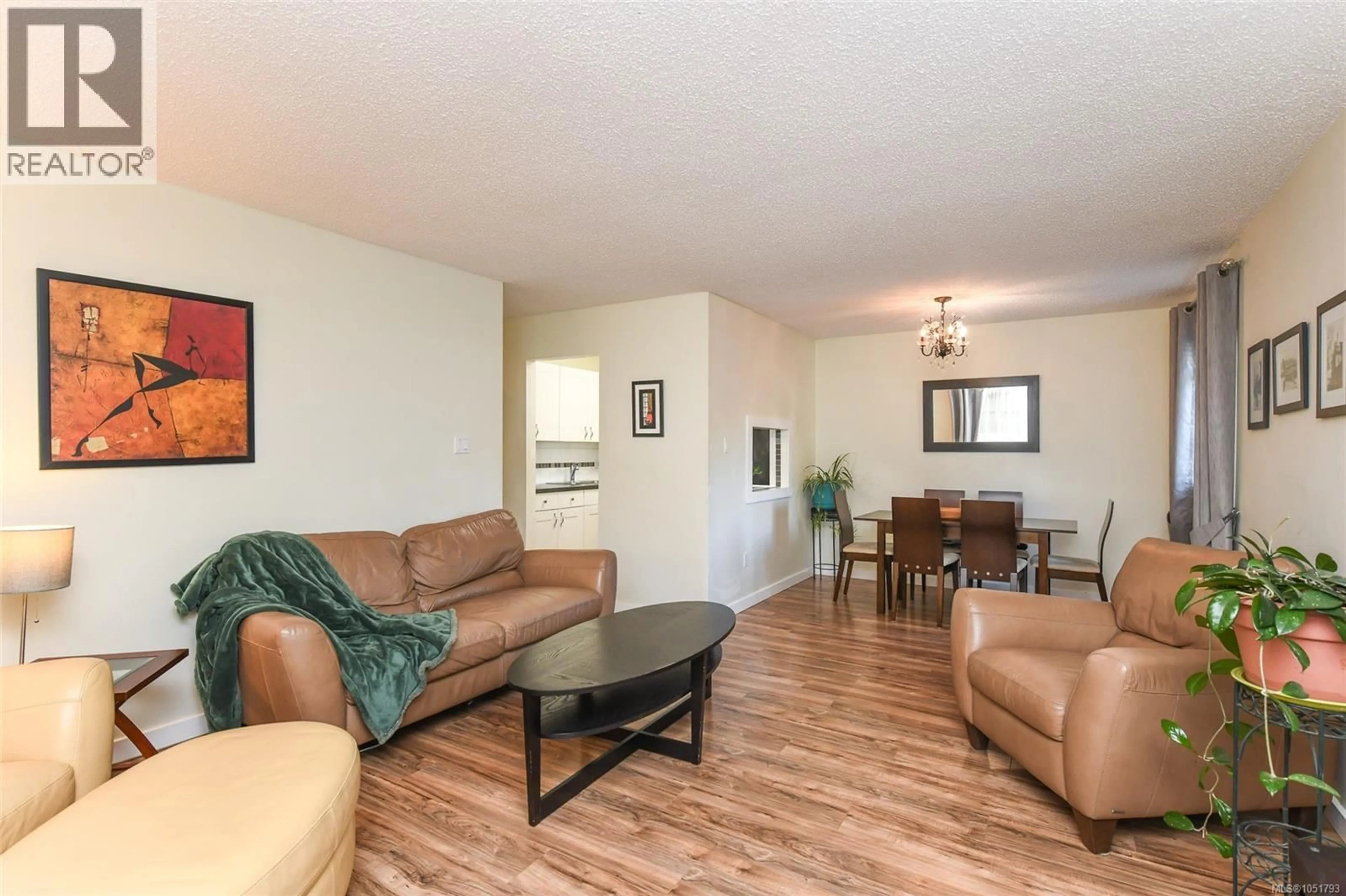 Living room with furniture, wood/laminate floor for 107 - 175 CENTENNIAL DRIVE, Courtenay British Columbia V9N7M4