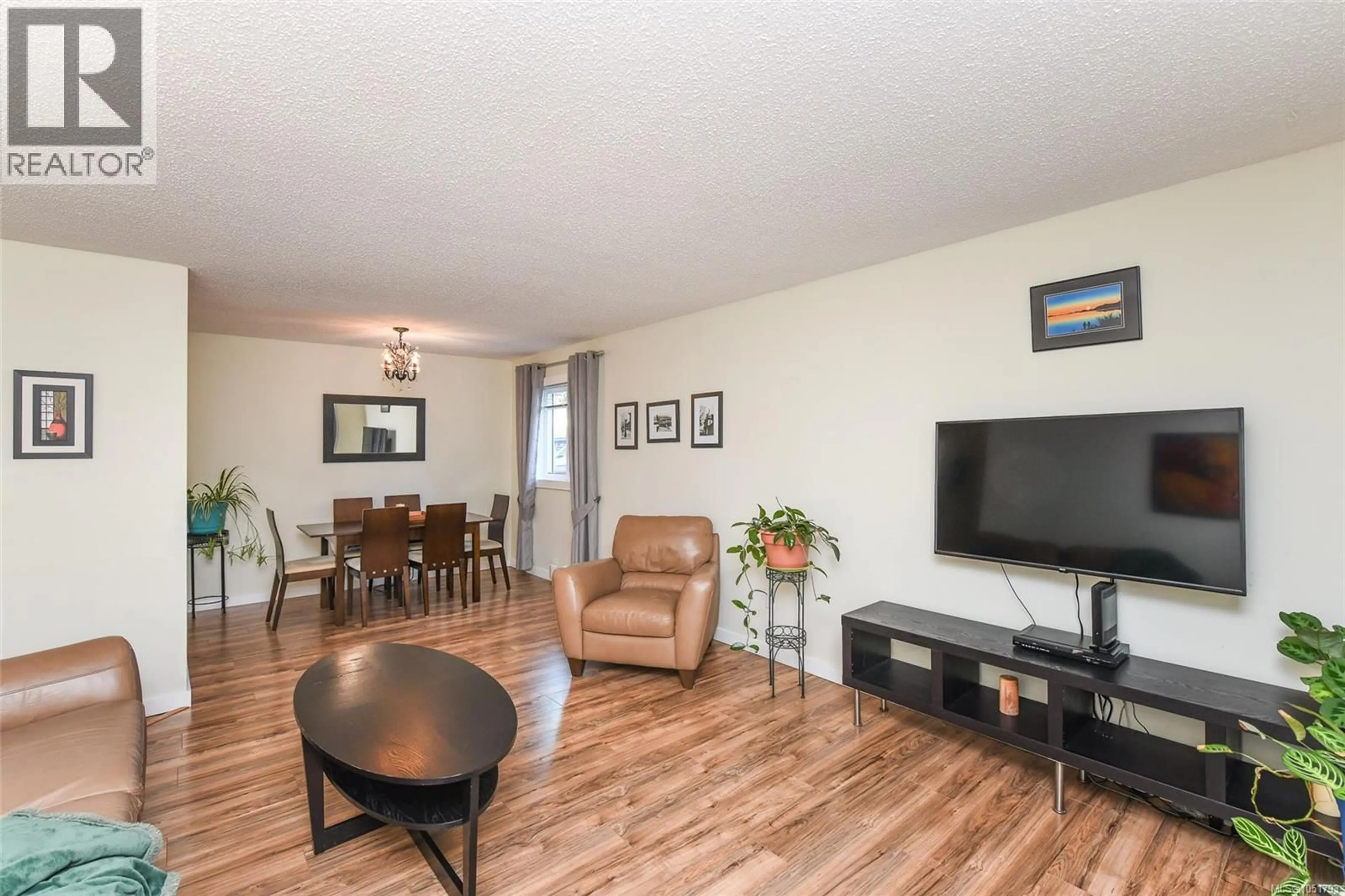 Living room with furniture, wood/laminate floor for 107 - 175 CENTENNIAL DRIVE, Courtenay British Columbia V9N7M4