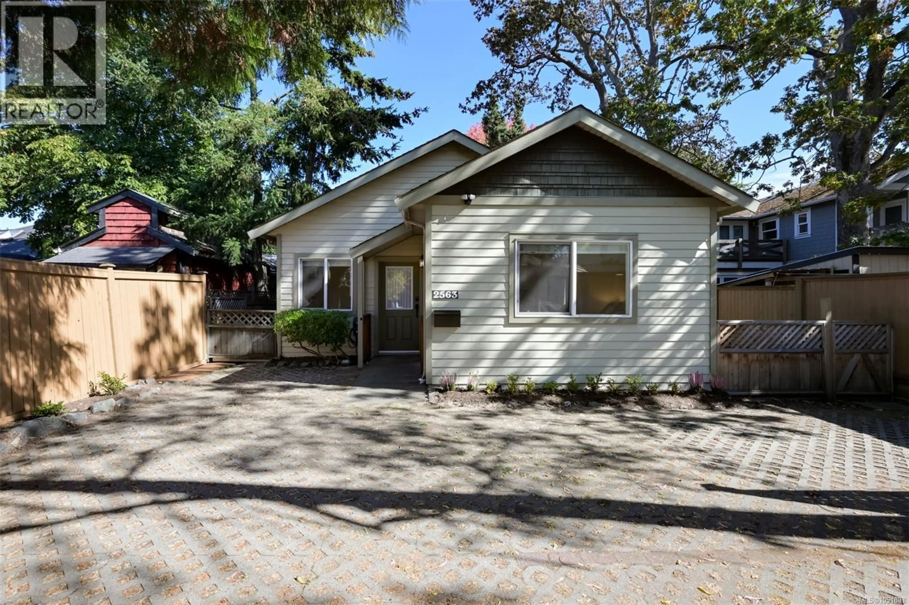 Home with vinyl exterior material, street for 2563 SHELBOURNE STREET, Victoria British Columbia V8R4L7