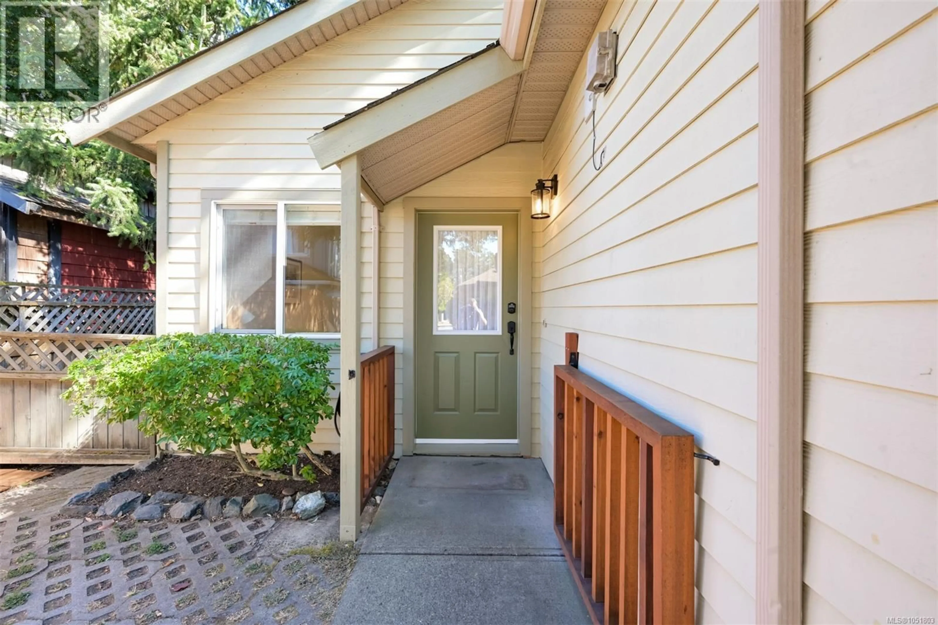 Indoor entryway for 2563 SHELBOURNE STREET, Victoria British Columbia V8R4L7