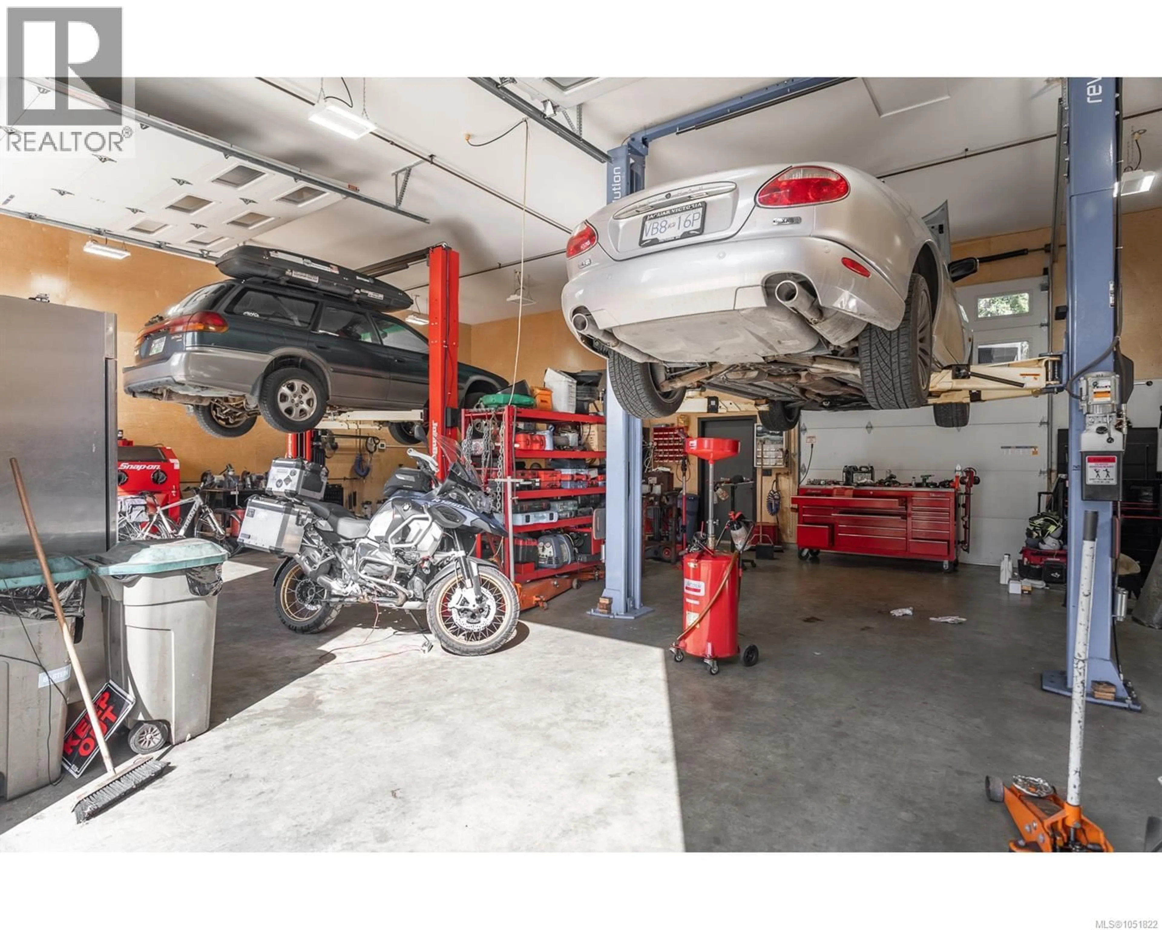 Indoor garage for 1045 RAVENSBOURNE LANE, Qualicum Beach British Columbia V9K1N1