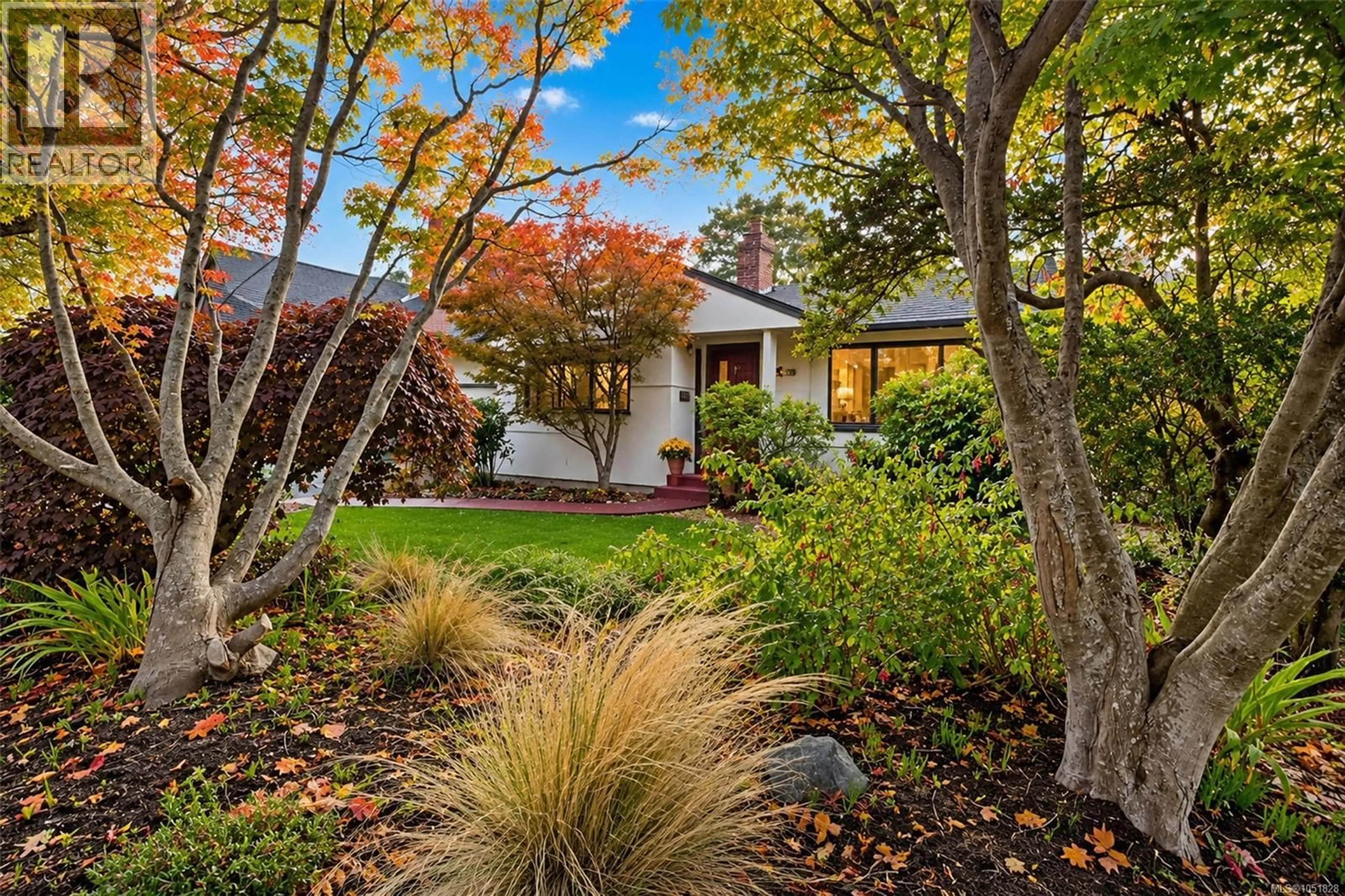 Unknown for 1635 FAIRFIELD ROAD, Victoria British Columbia V8S1G4