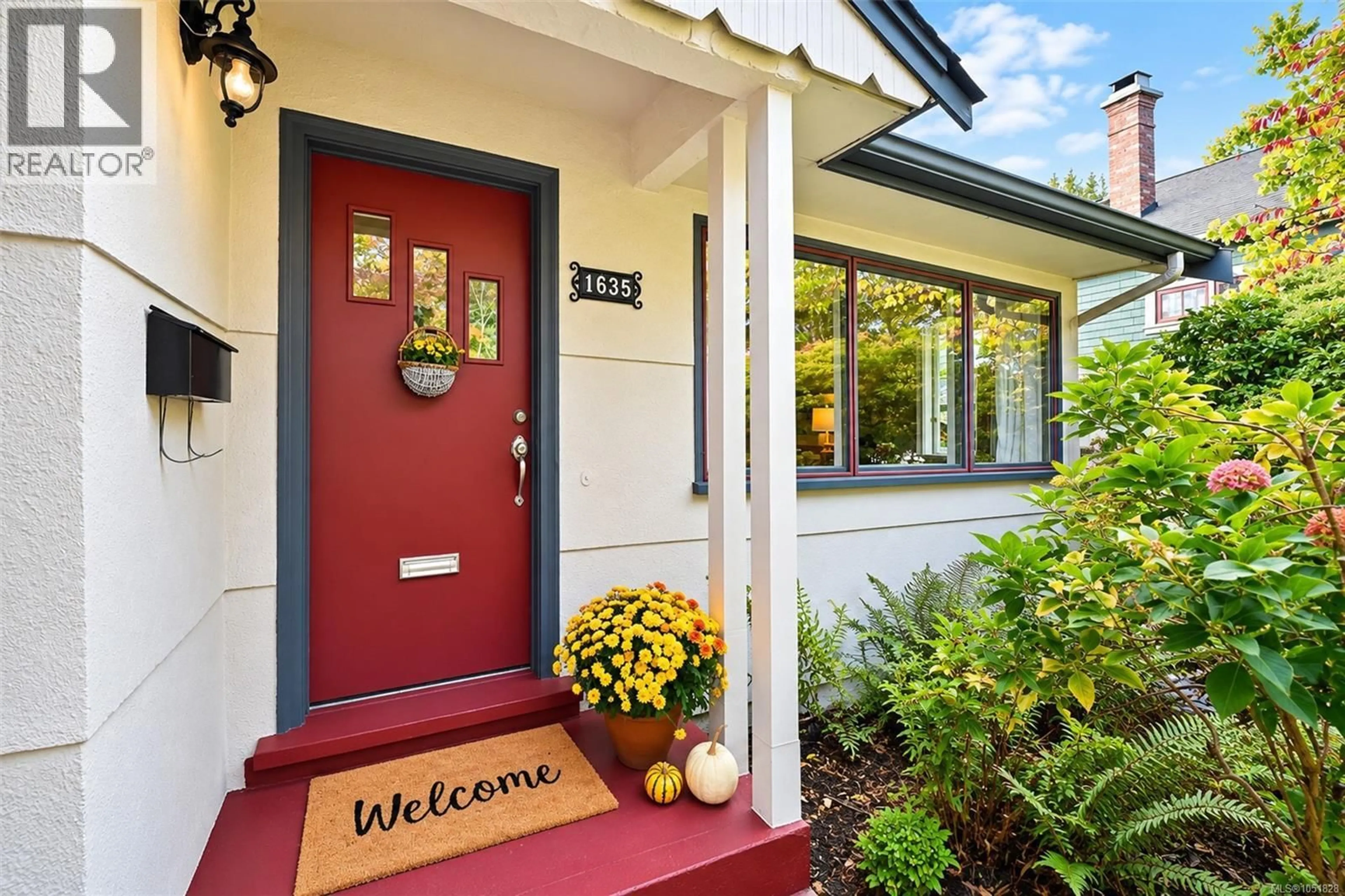 Indoor entryway for 1635 FAIRFIELD ROAD, Victoria British Columbia V8S1G4