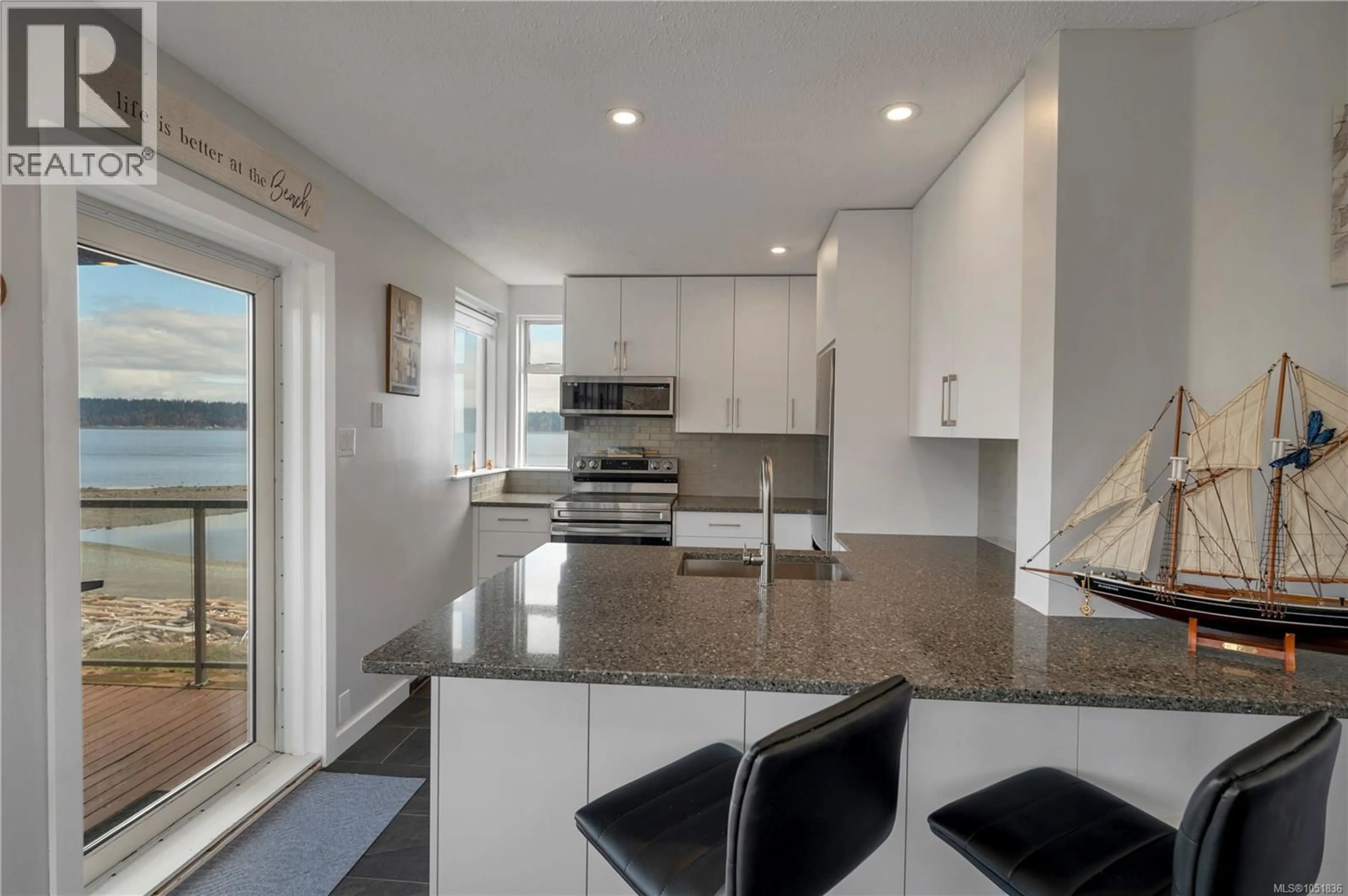 Open concept kitchen, ceramic/tile floor for 1401 - 27 ISLAND HIGHWAY SOUTH, Campbell River British Columbia V9P1A2