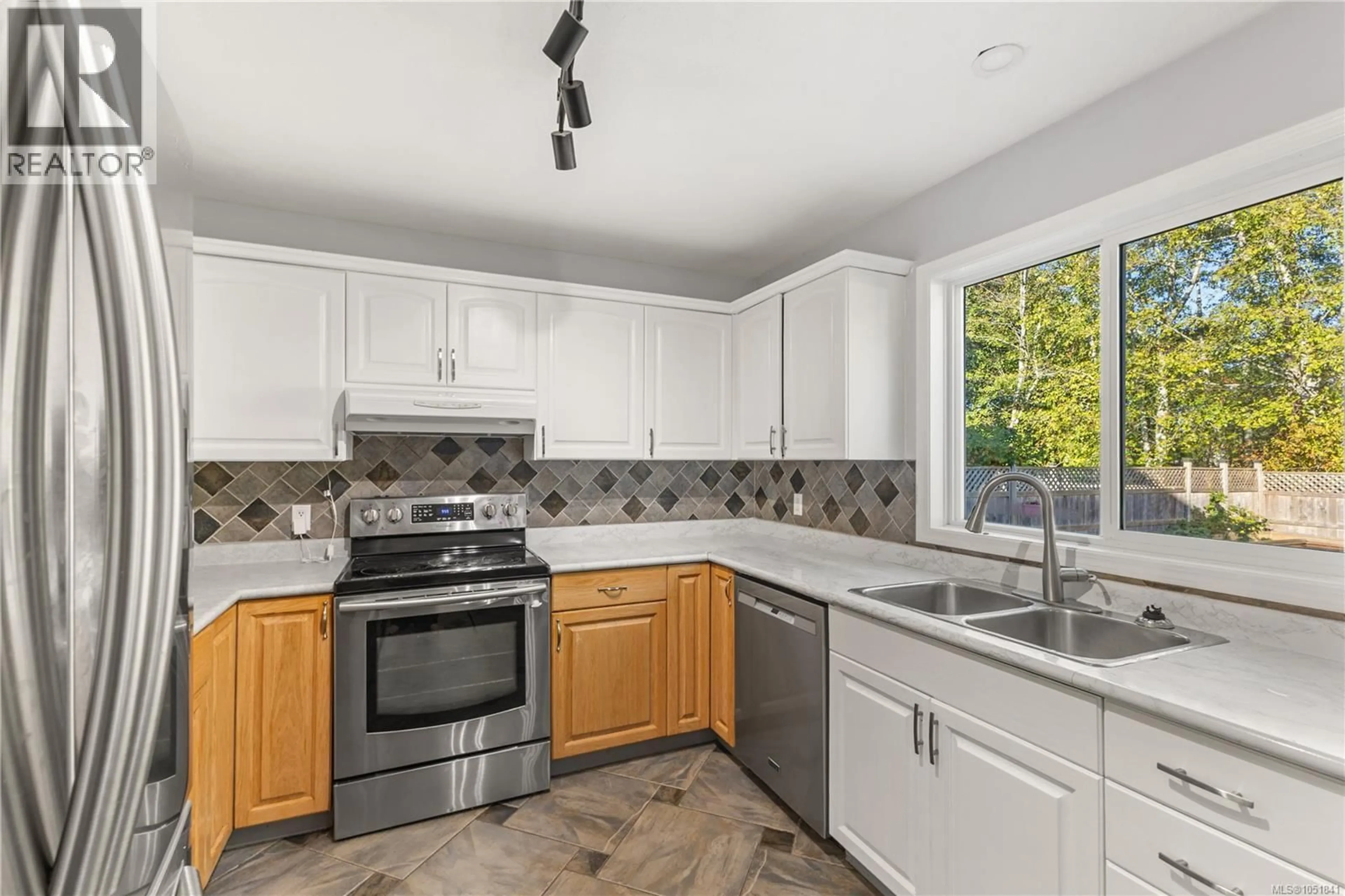 Open concept kitchen, ceramic/tile floor for 2752 BRADFORD DRIVE, Campbell River British Columbia V9W7X7
