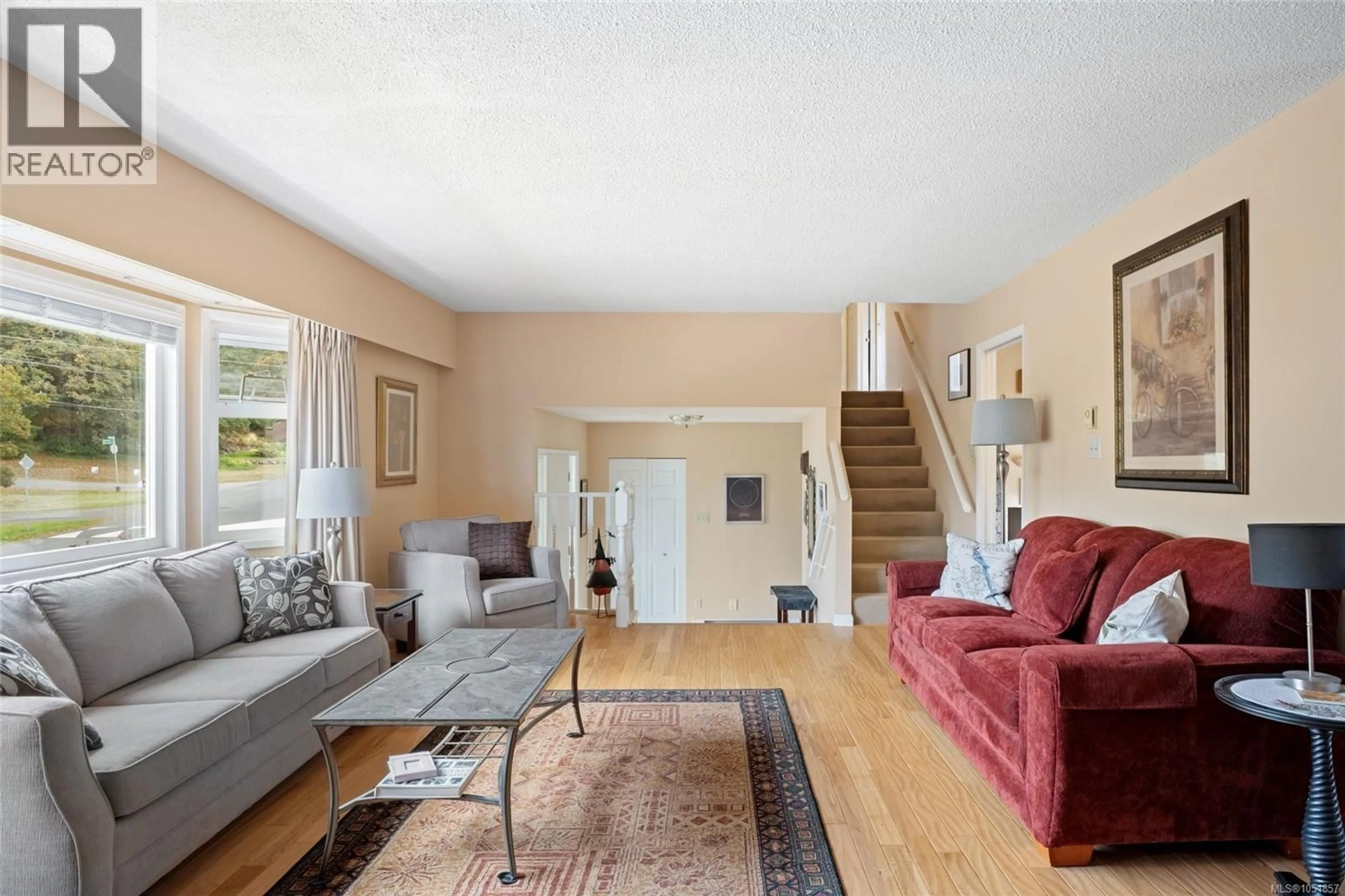 Living room with furniture, unknown for 3906 BRAEFOOT ROAD, Saanich British Columbia V8P3T2