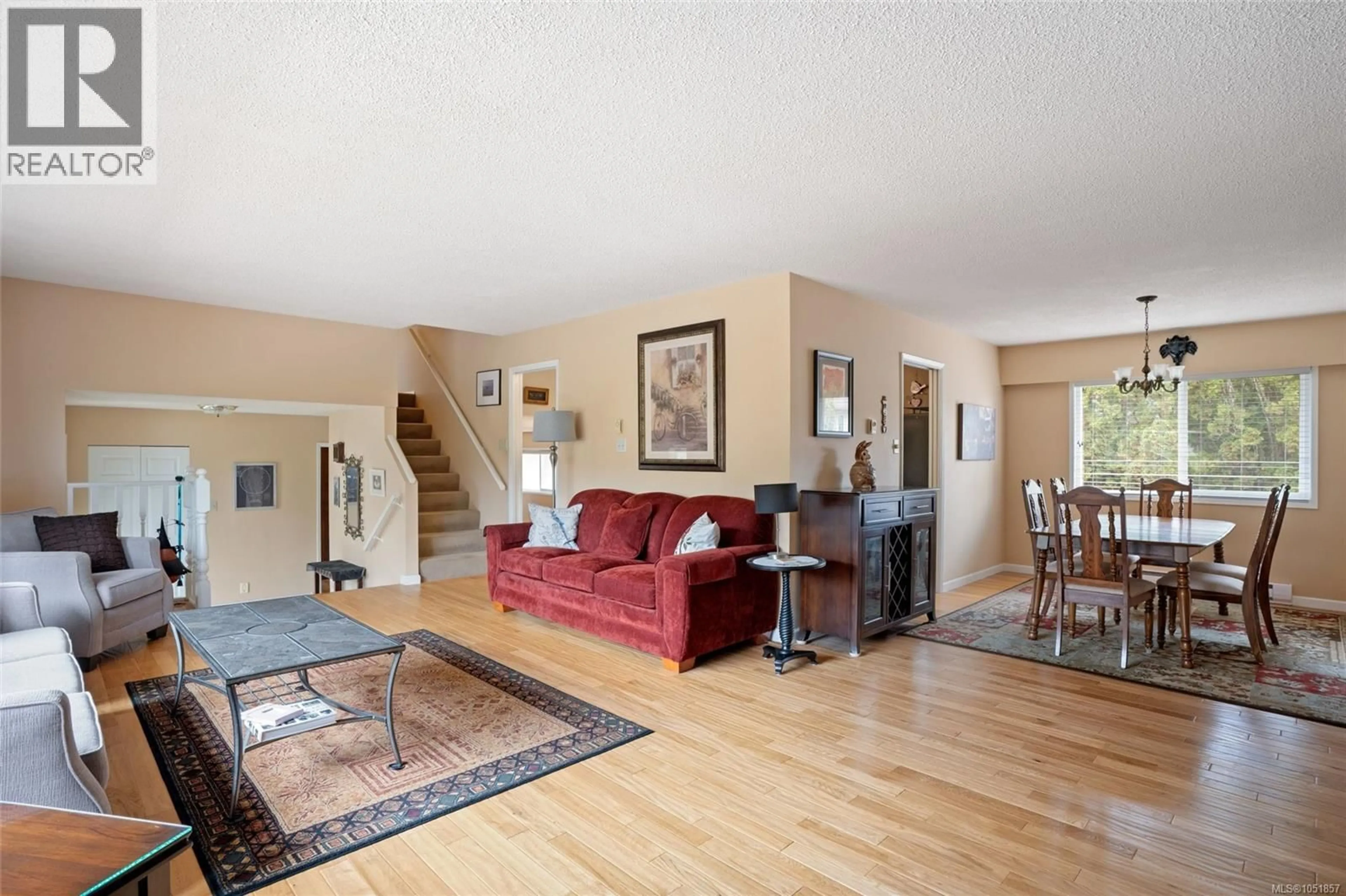 Living room with furniture, unknown for 3906 BRAEFOOT ROAD, Saanich British Columbia V8P3T2