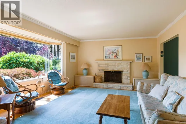2045 SAN RAFAEL CRESCENT, Saanich 2