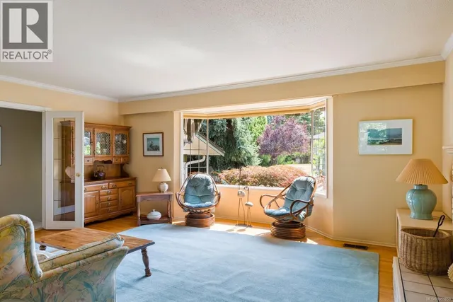 2045 SAN RAFAEL CRESCENT, Saanich 3