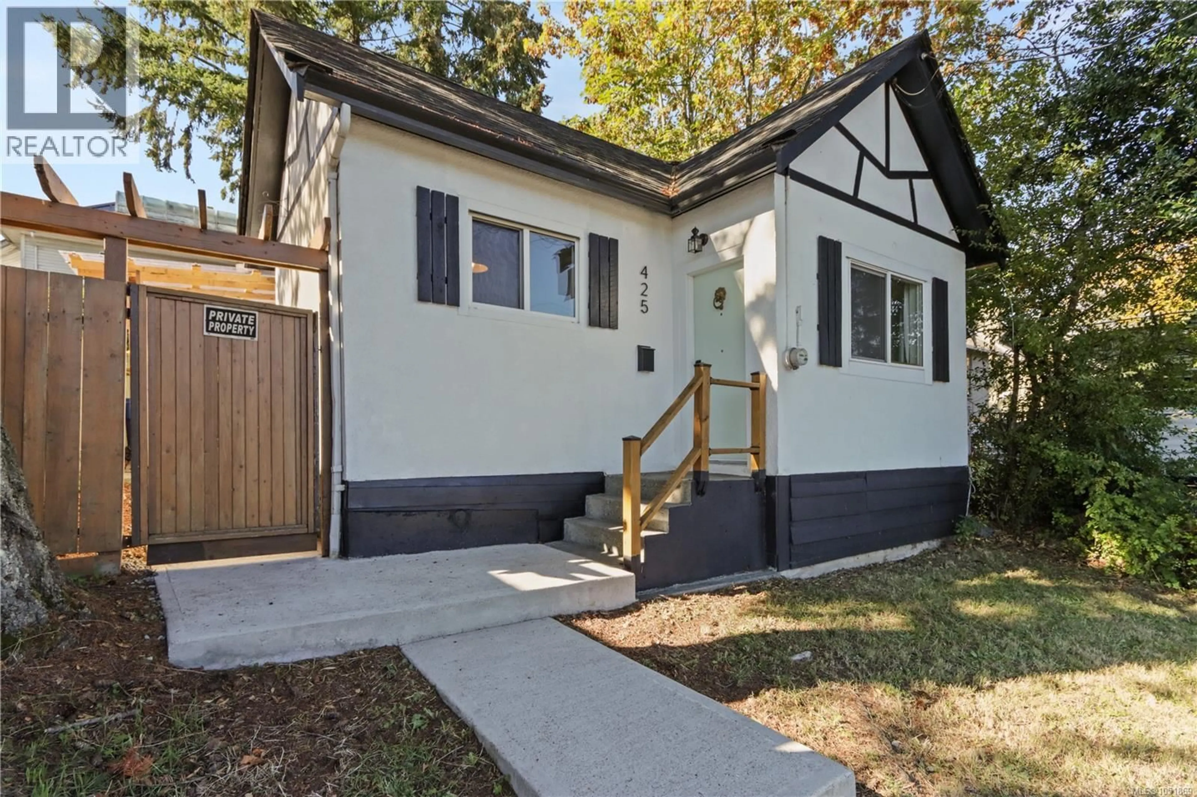 Home with vinyl exterior material, street for 425 STEWART AVENUE, Nanaimo British Columbia V9S4C7