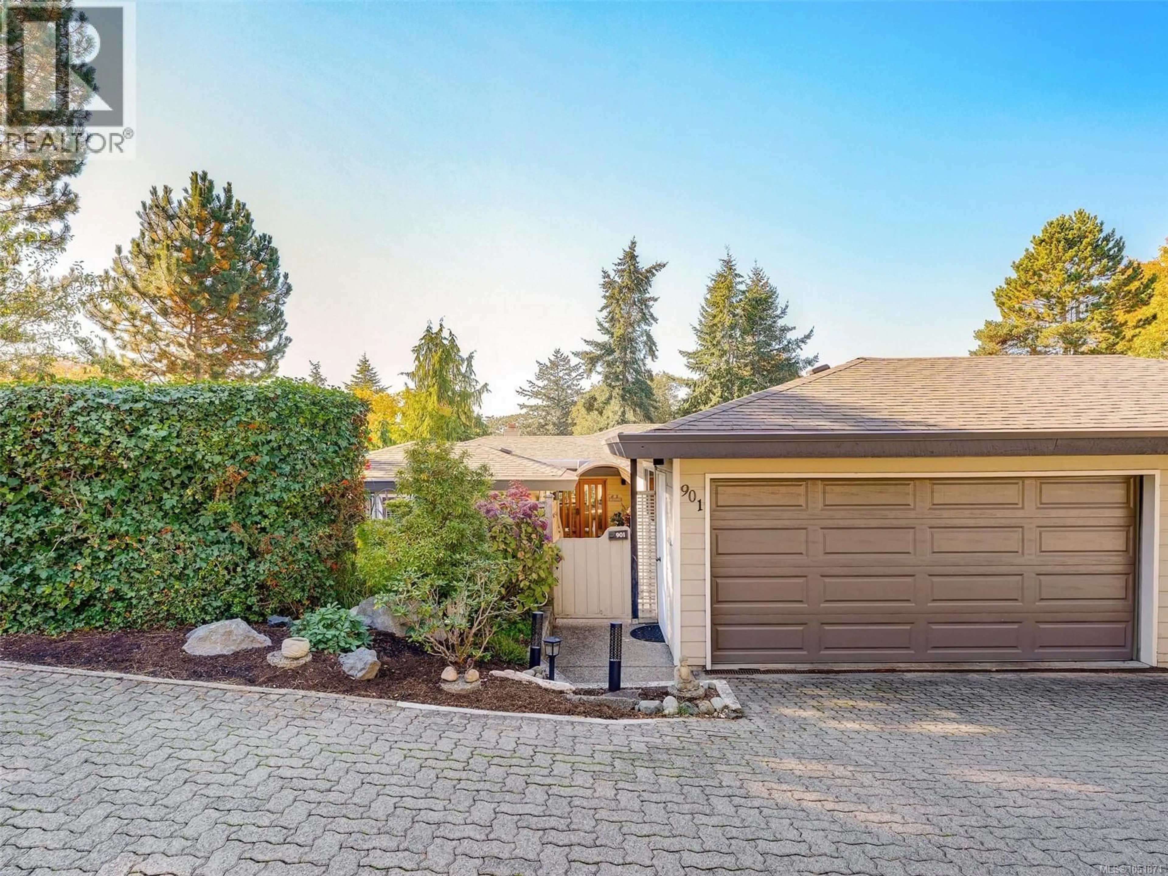 Unknown for 901 - 2829 ARBUTUS ROAD, Saanich British Columbia V8N5X5