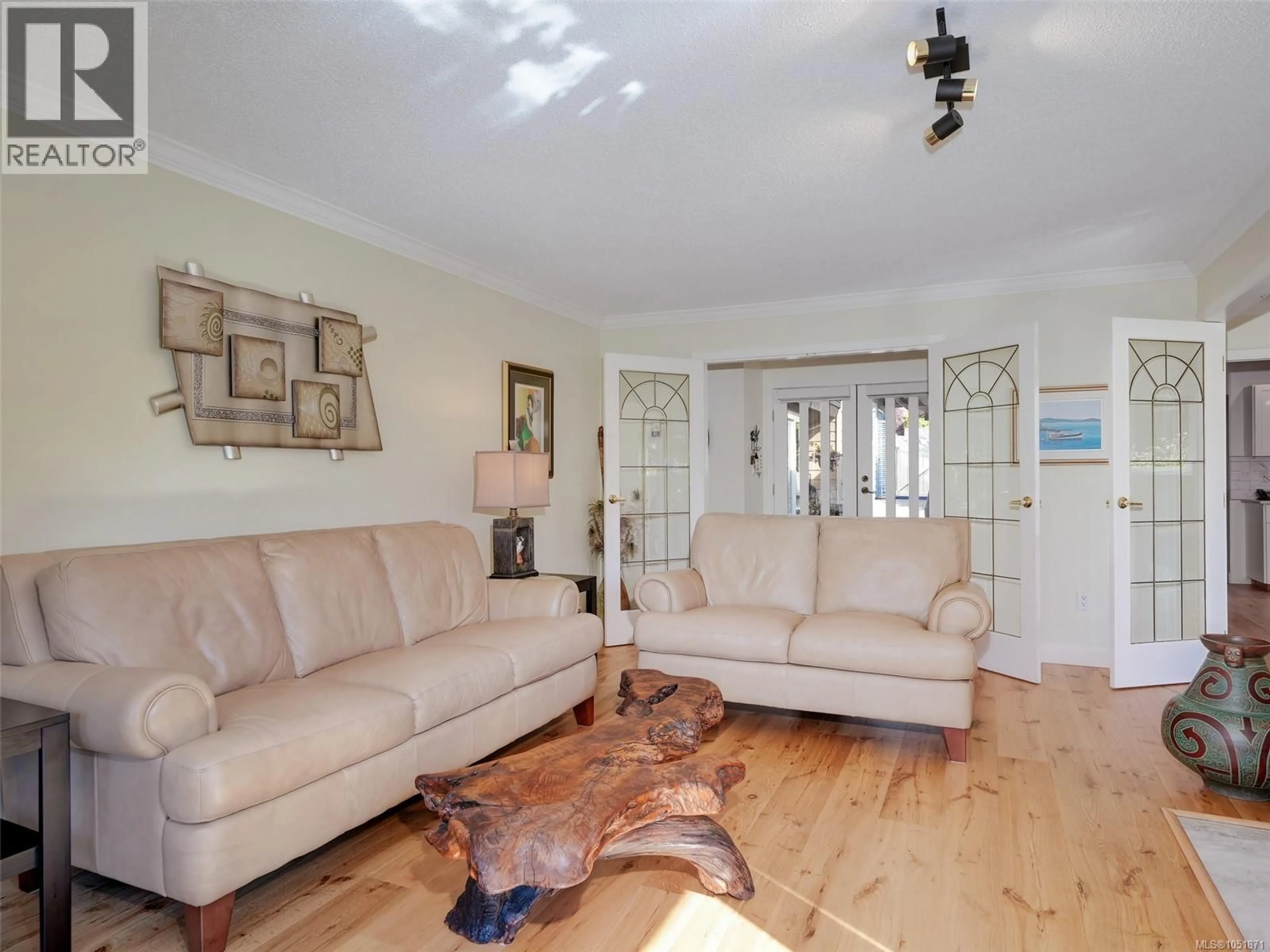 Living room with furniture, unknown for 901 - 2829 ARBUTUS ROAD, Saanich British Columbia V8N5X5