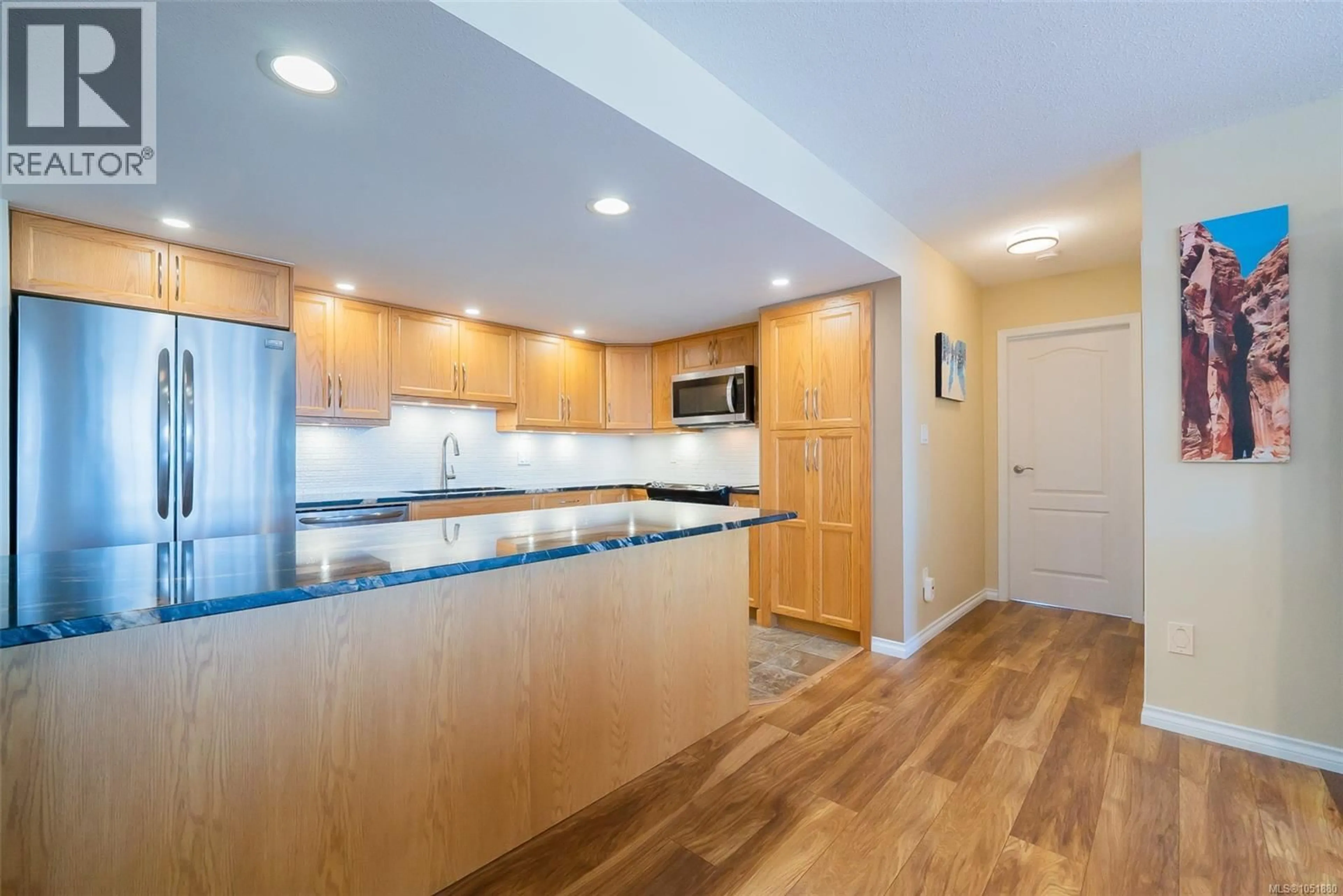 Open concept kitchen, wood/laminate floor for 311 - 158 PROMENADE DRIVE, Nanaimo British Columbia V9R6M7
