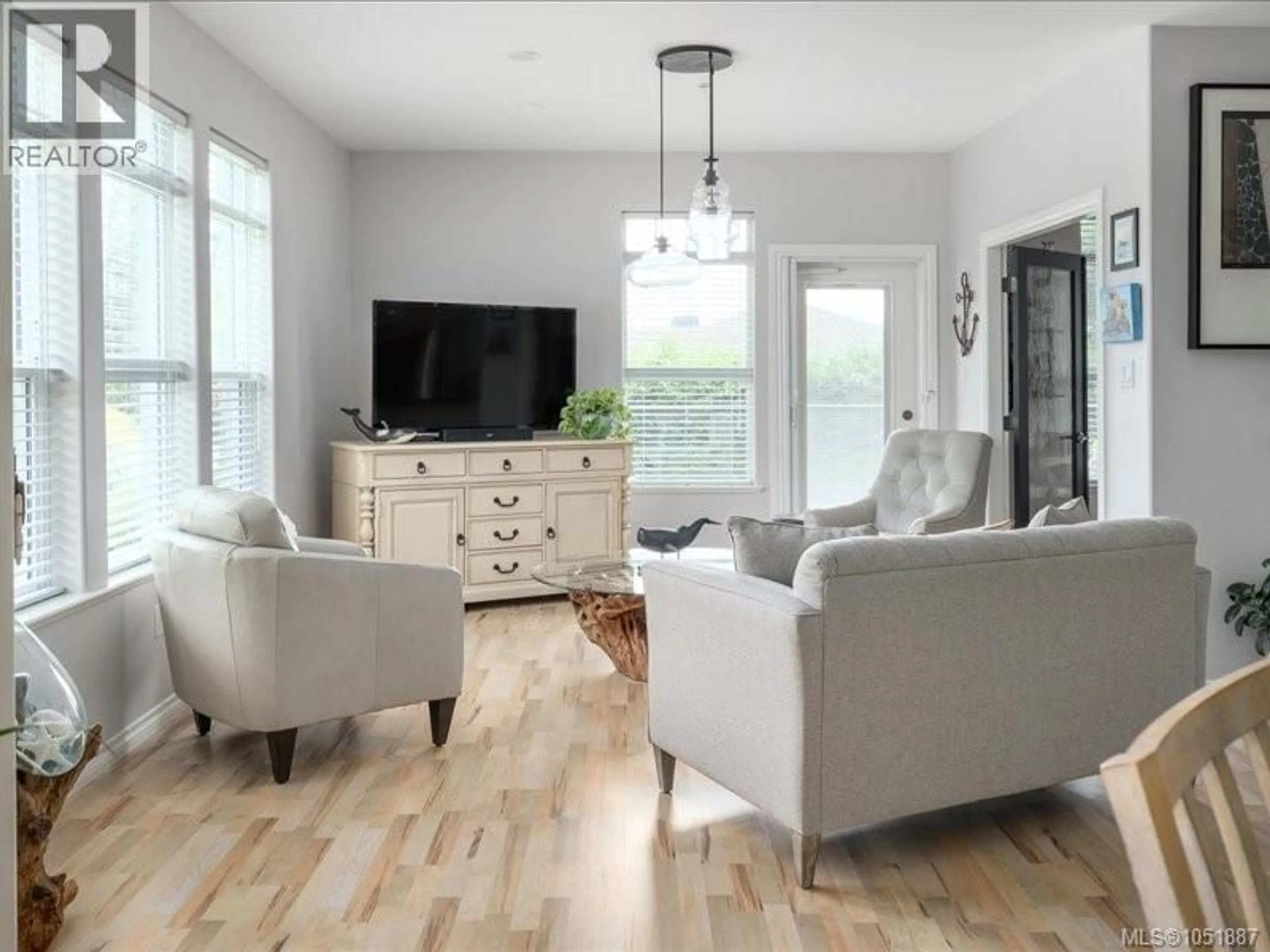 Living room with furniture, wood/laminate floor for 107 - 399 WEMBLEY ROAD, Parksville British Columbia V9P2E9