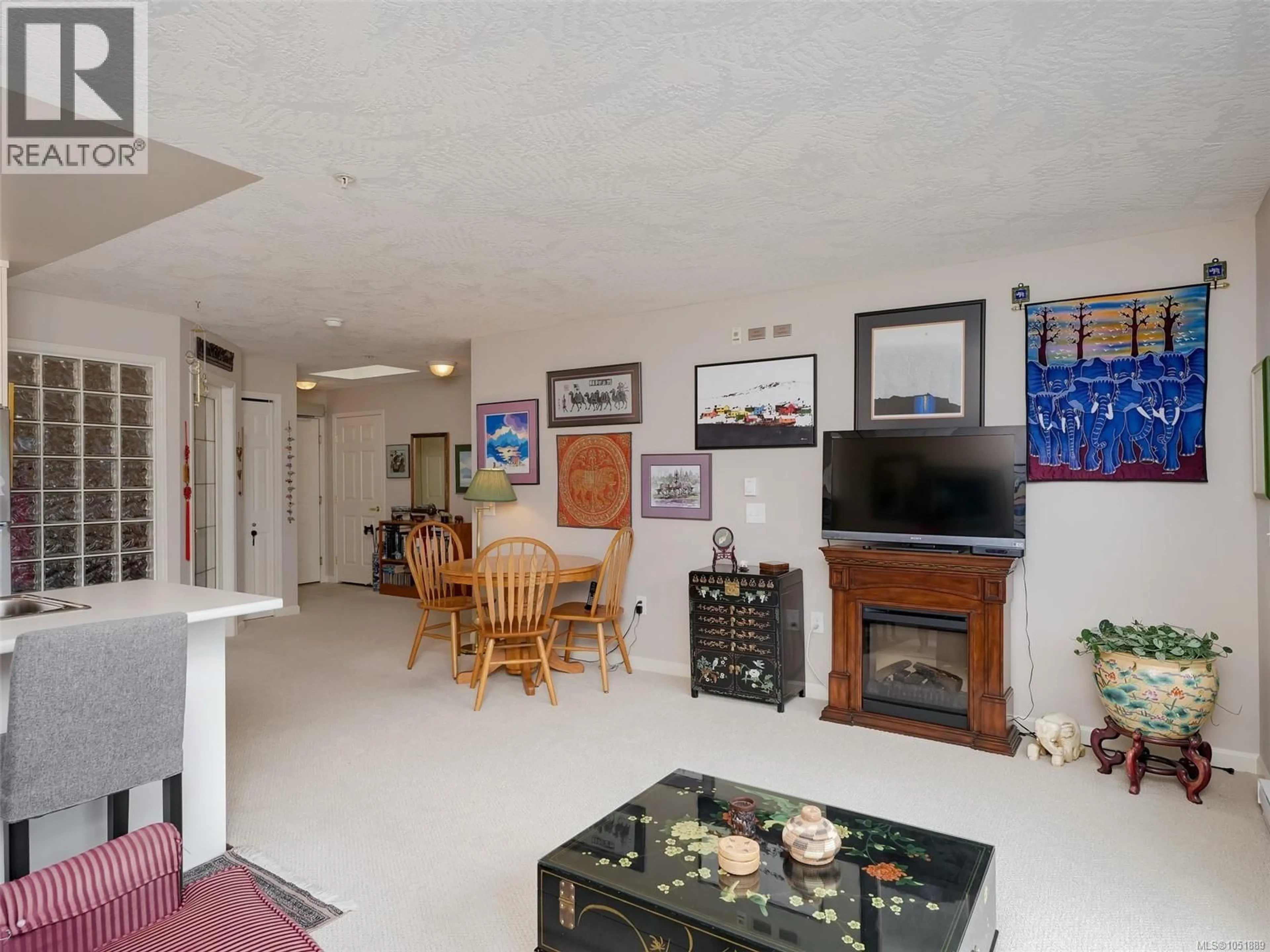 Living room with furniture, unknown for 316 - 1485 GARNET ROAD, Saanich British Columbia V8P5T5
