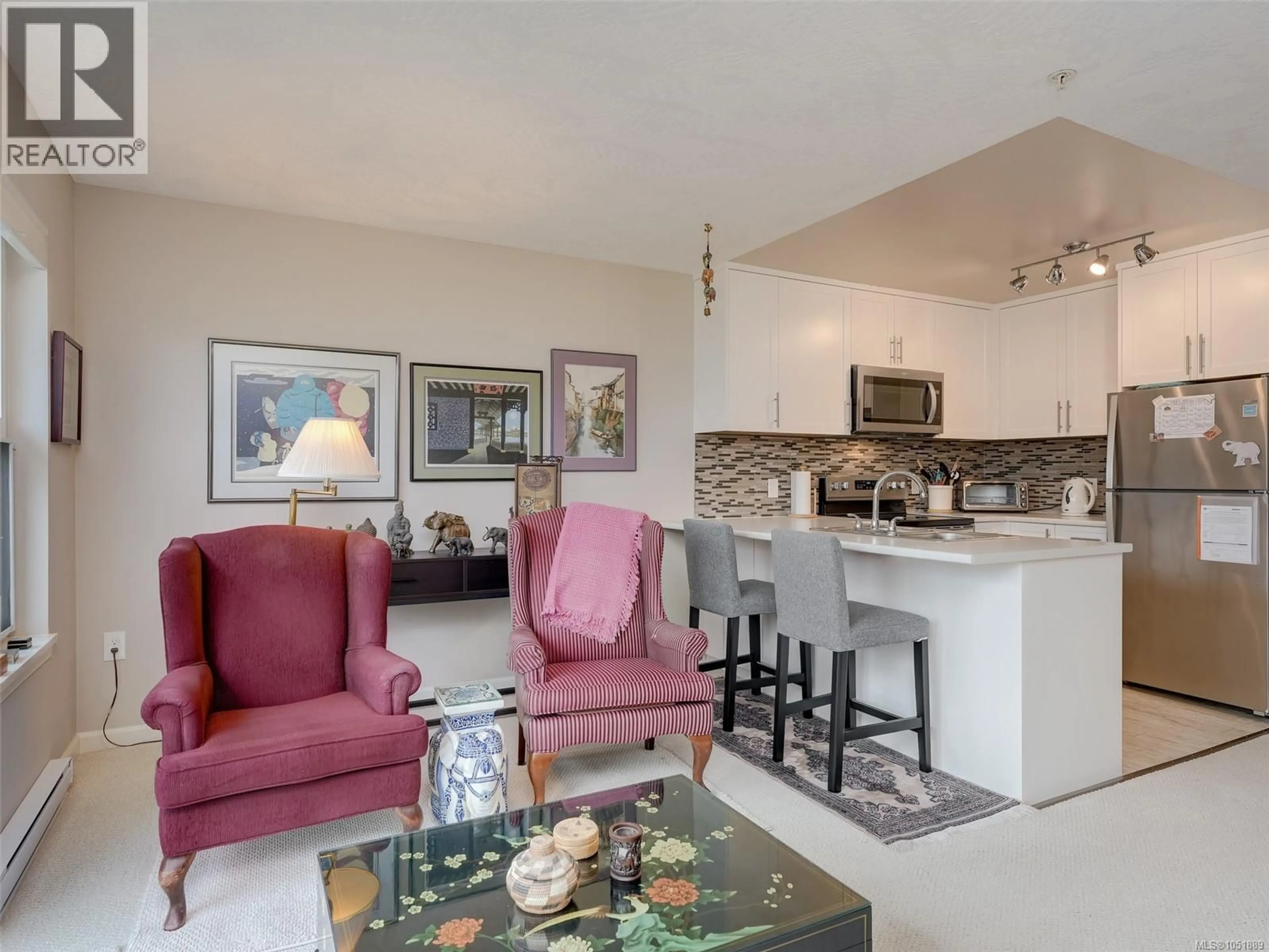 Living room with furniture, unknown for 316 - 1485 GARNET ROAD, Saanich British Columbia V8P5T5