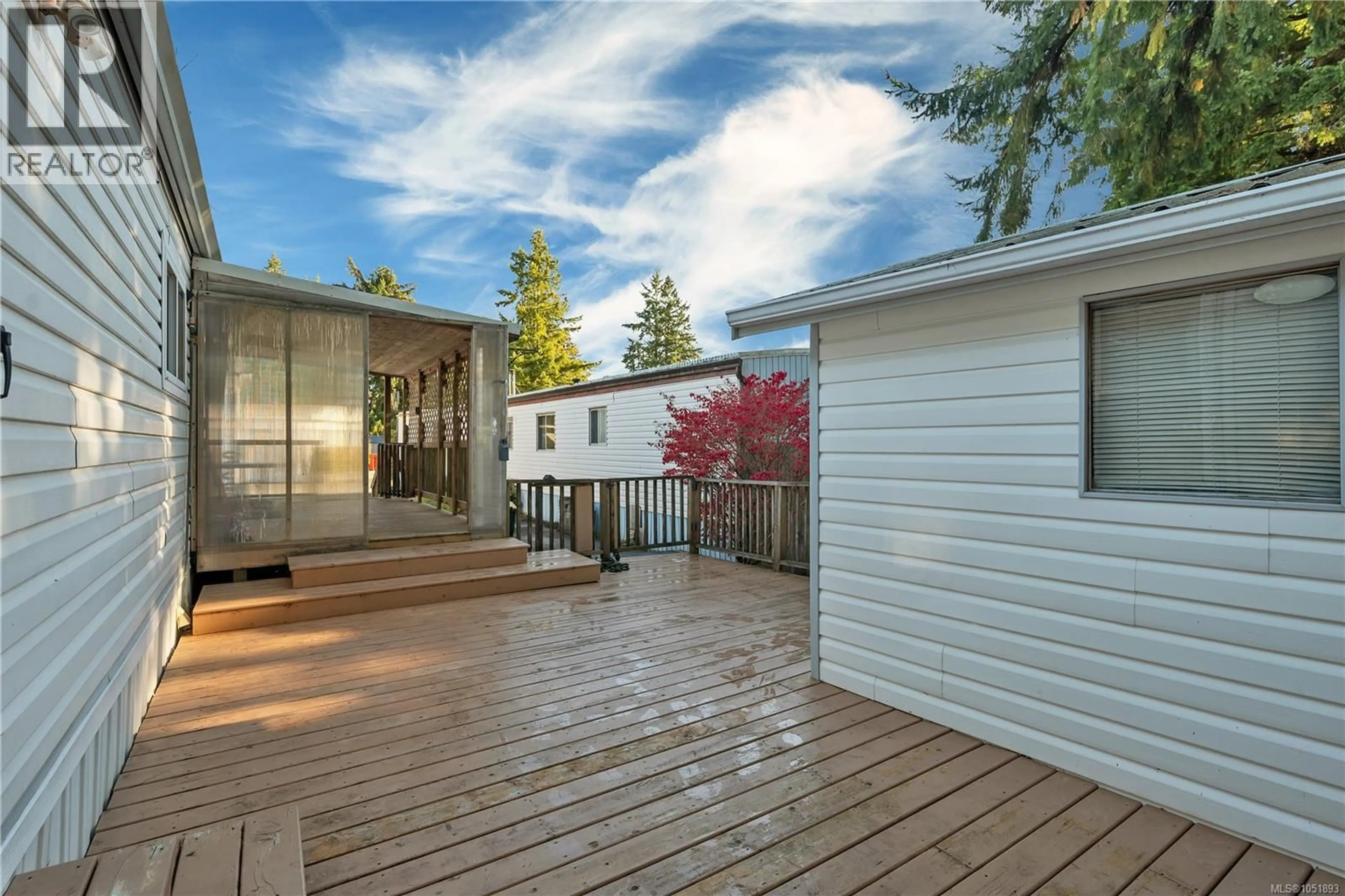 Home with vinyl exterior material, street for 204 - 3120 ISLAND HIGHWAY, Campbell River British Columbia V9W5G1