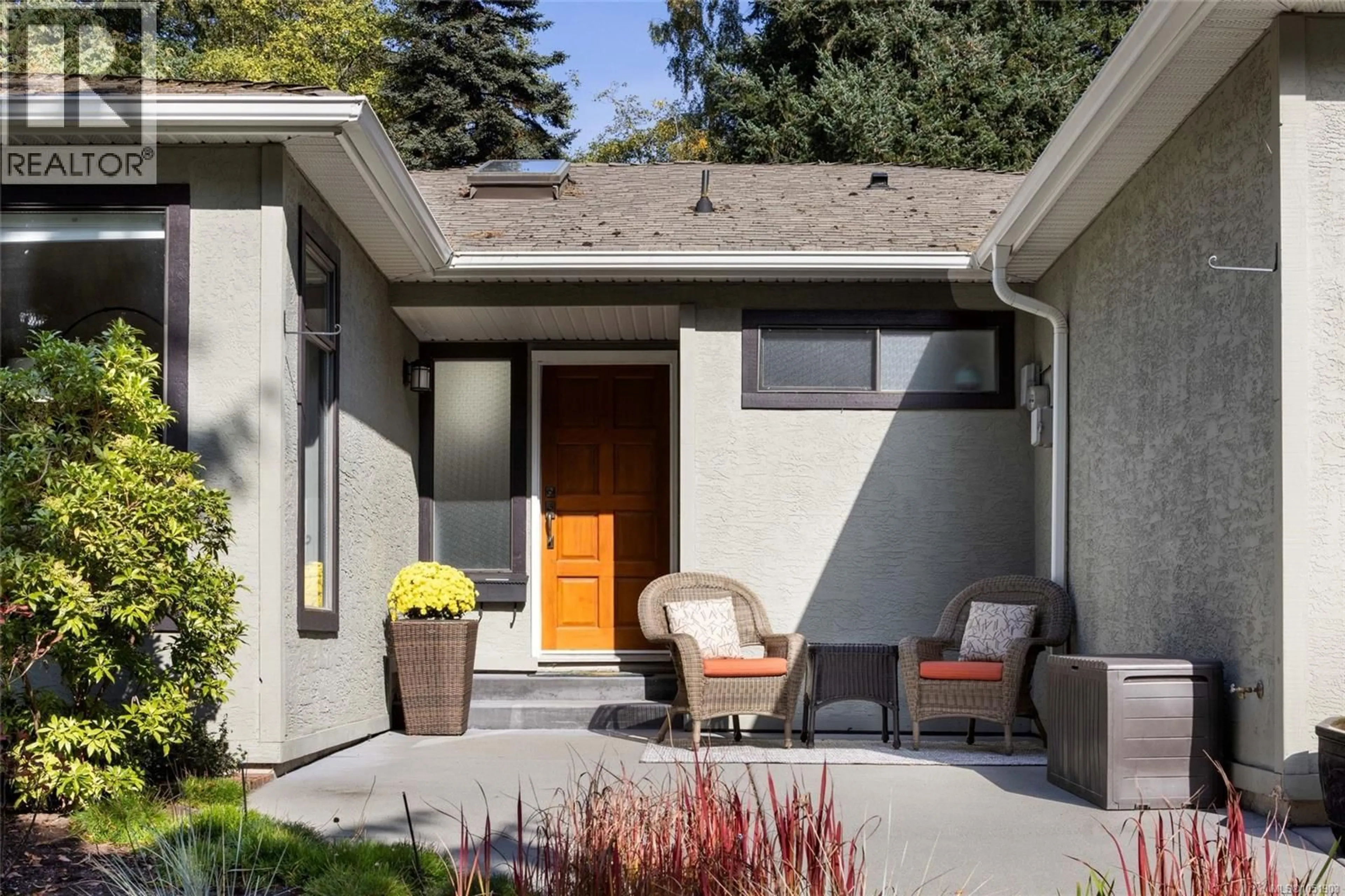 Patio, street for 1089 DONWOOD DRIVE, Saanich British Columbia V8X4G3