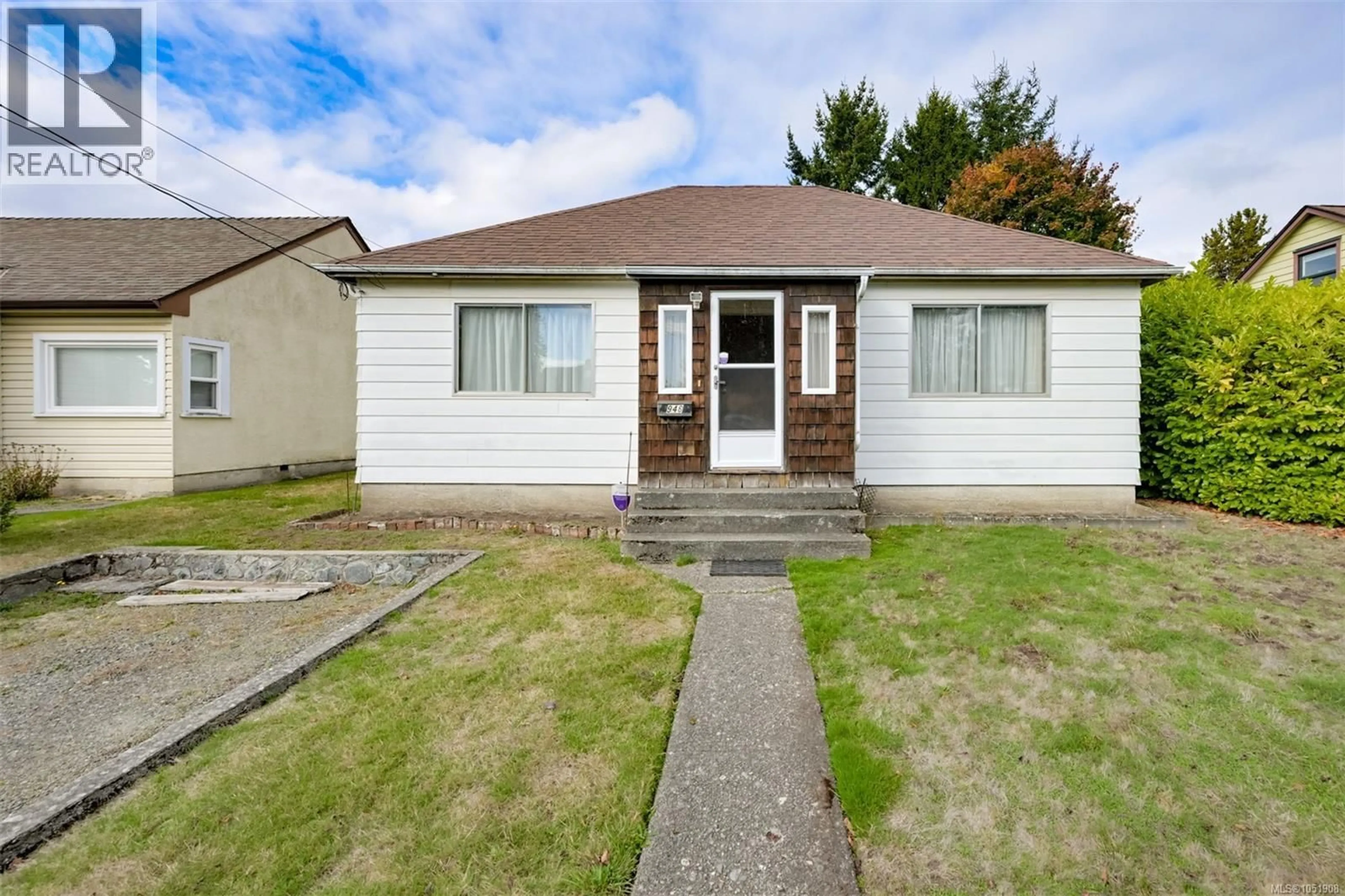 Home with vinyl exterior material, street for 948 DUNSMUIR ROAD, Esquimalt British Columbia V9A5C3