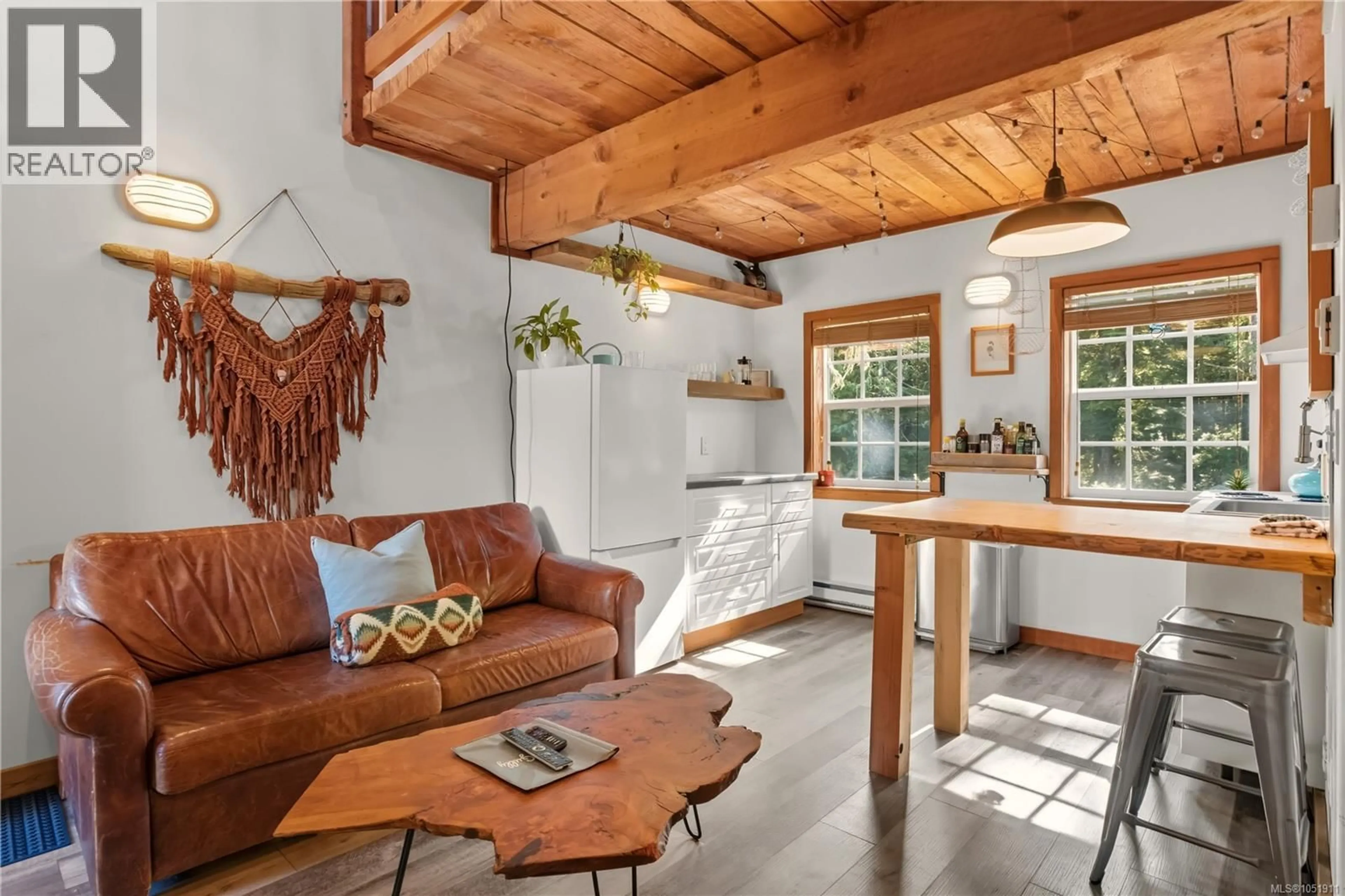 Living room with furniture, wood/laminate floor for 19 - 1002 PENINSULA ROAD, Ucluelet British Columbia V0R3A0