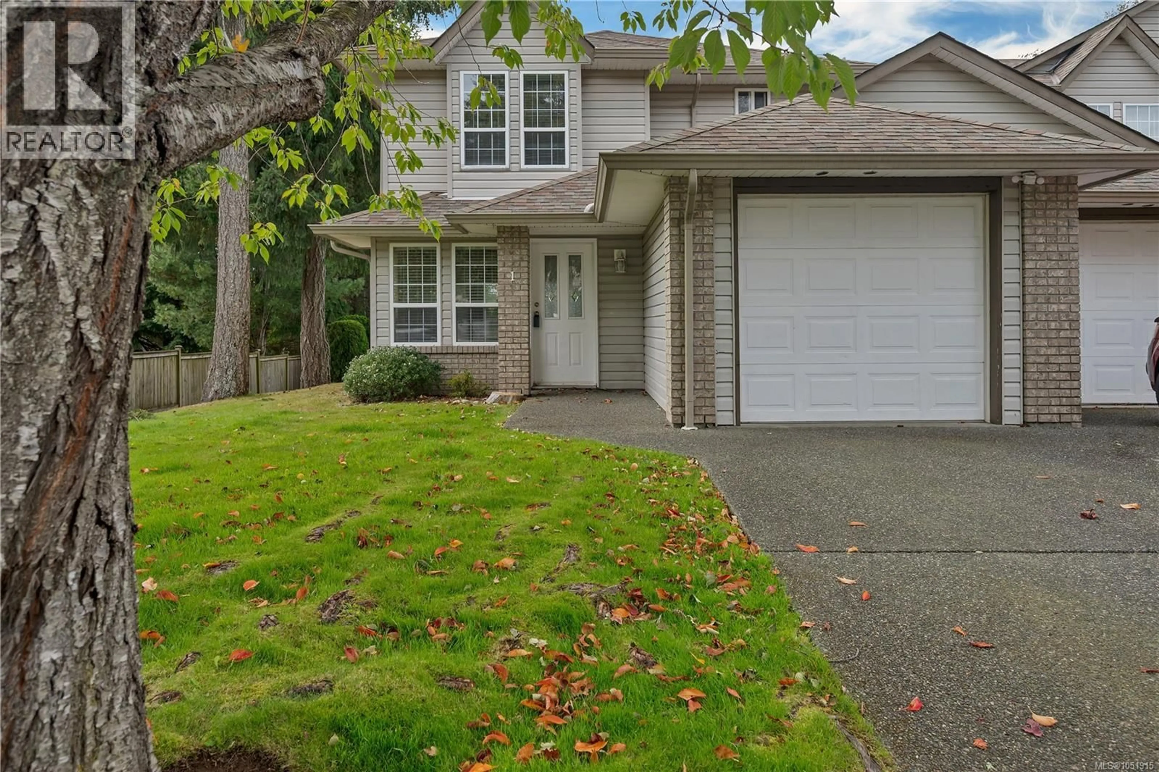 Home with vinyl exterior material, street for 1 - 772 ROBRON ROAD, Campbell River British Columbia V9W7Y9