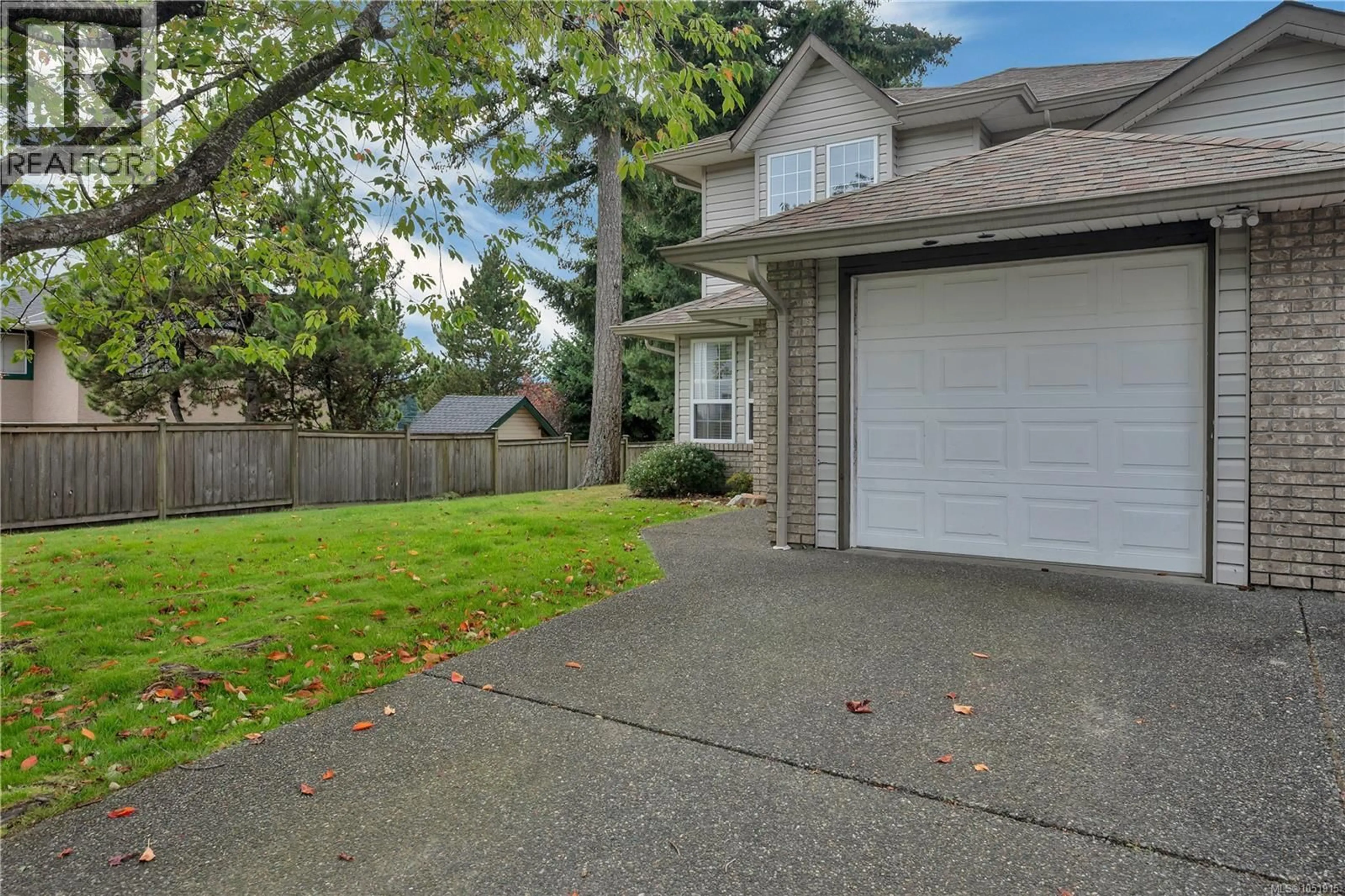 Home with vinyl exterior material, street for 1 - 772 ROBRON ROAD, Campbell River British Columbia V9W7Y9