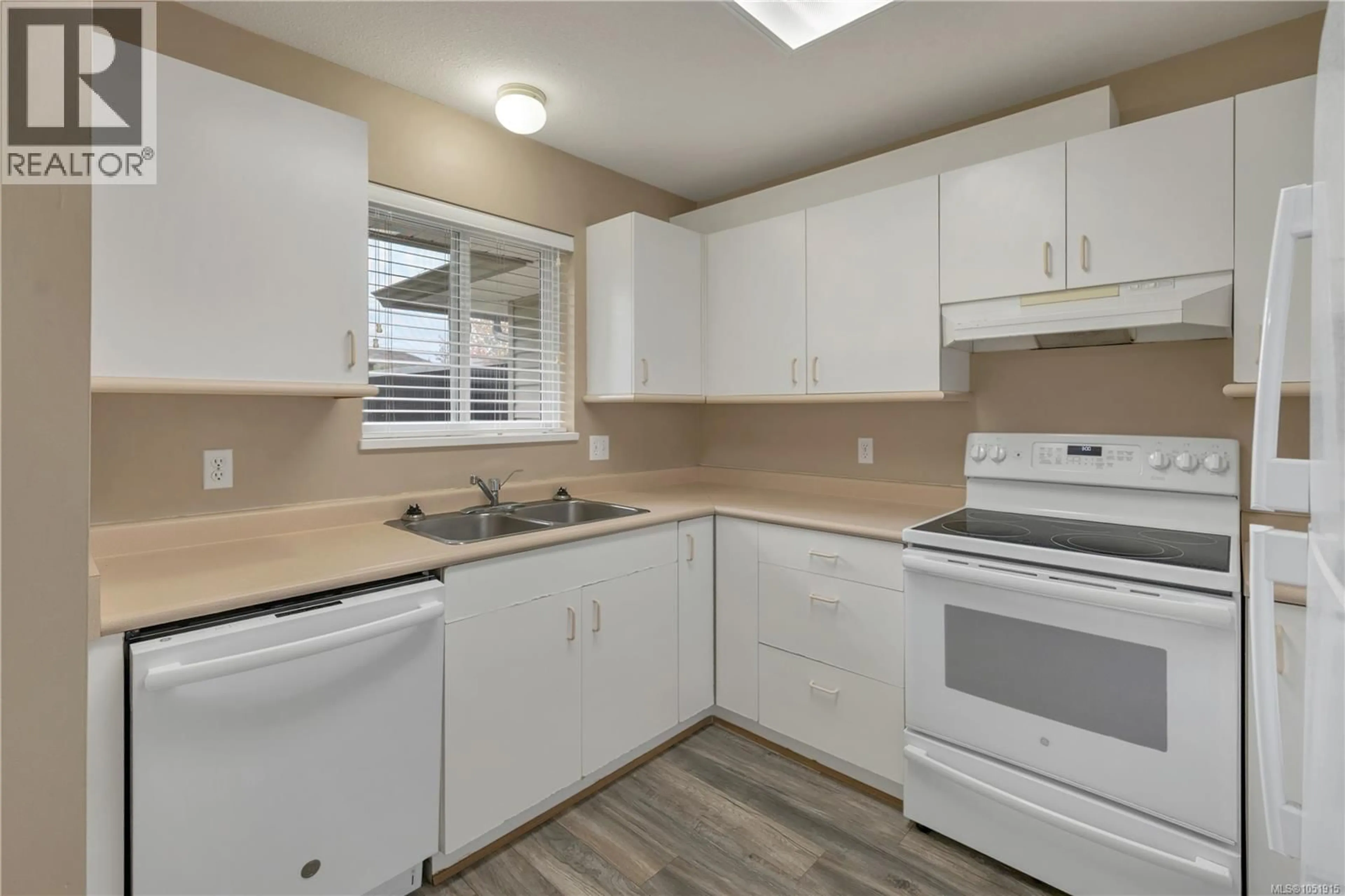 Standard kitchen, unknown for 1 - 772 ROBRON ROAD, Campbell River British Columbia V9W7Y9