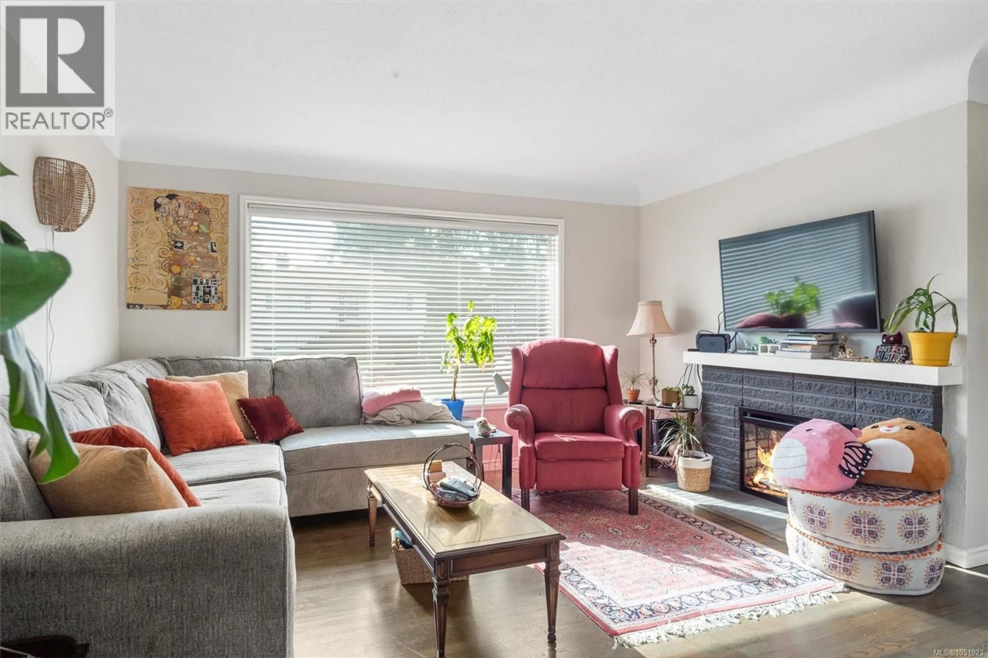 Living room with furniture, unknown for 1260 GARKIL ROAD, Saanich British Columbia V8P2L3