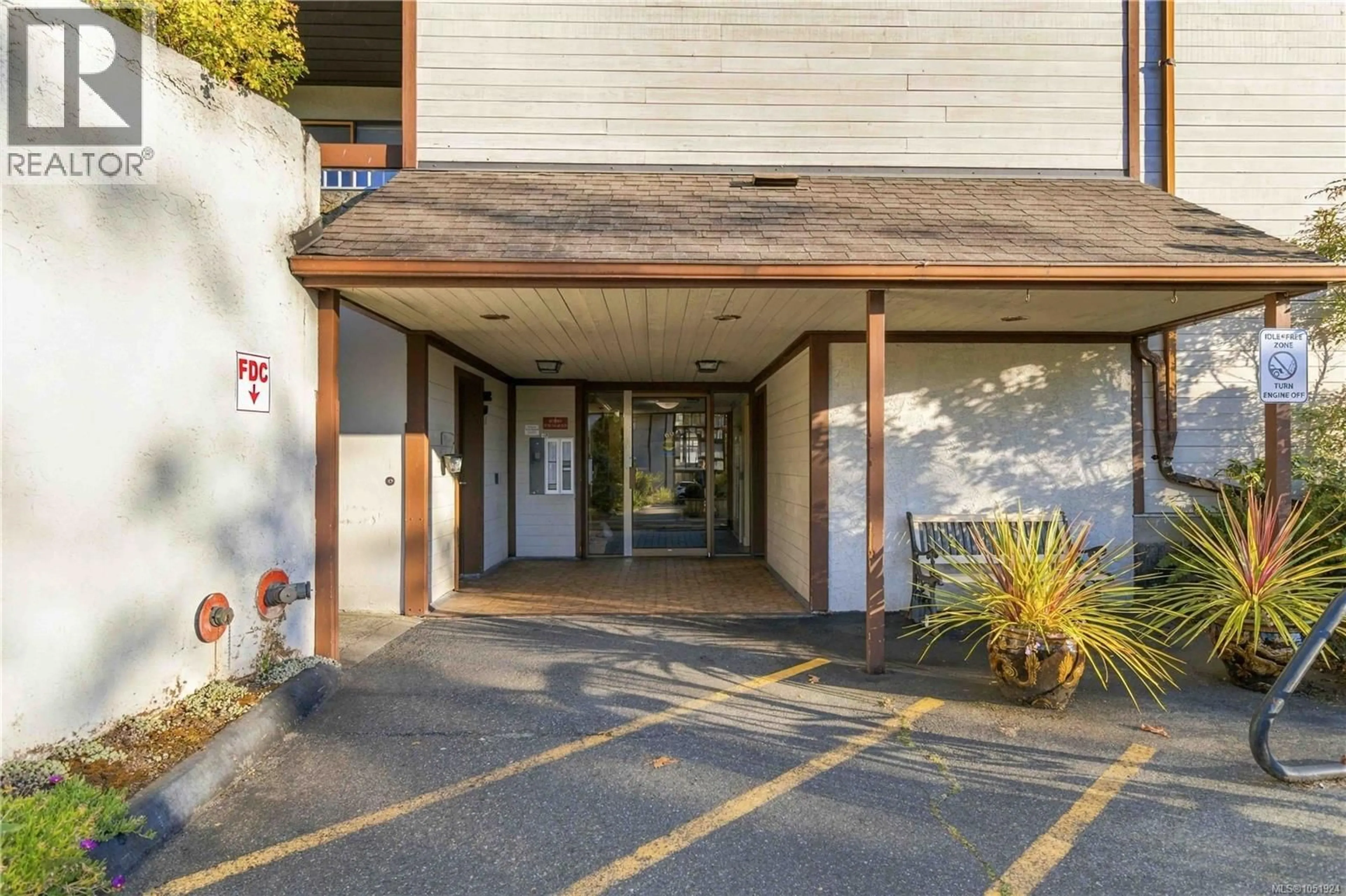 Indoor foyer for 204 - 69 GORGE ROAD WEST, Saanich British Columbia V9A1L9