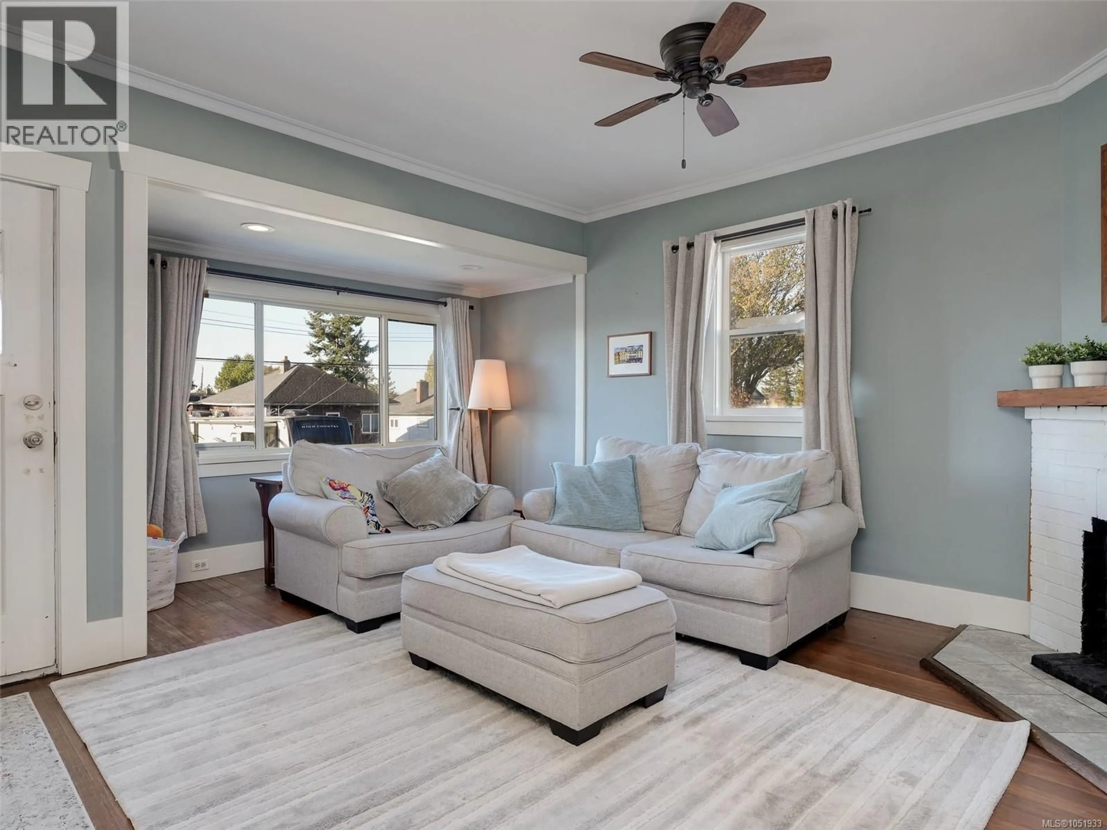 Living room with furniture, unknown for 68 CREASE AVENUE, Saanich British Columbia V8Z1S5