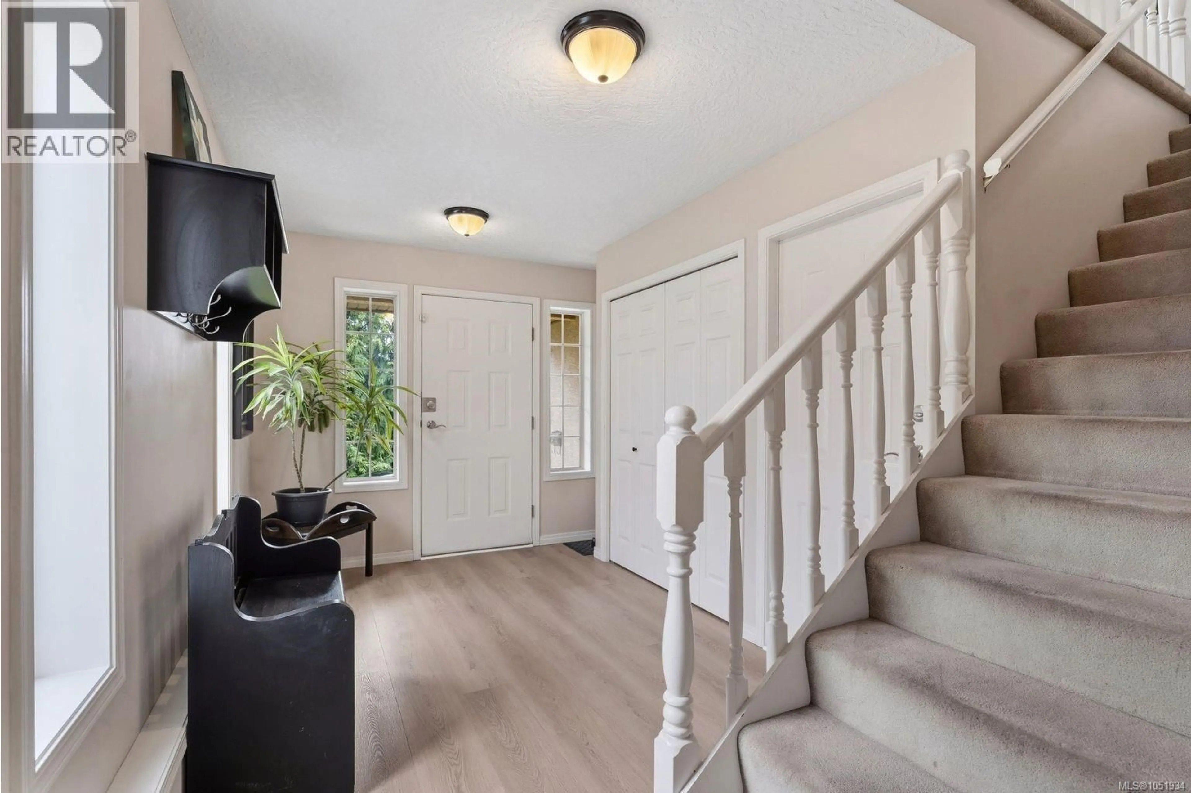 Indoor entryway for 1280 OAKMOUNT ROAD, Saanich British Columbia V8P1M2