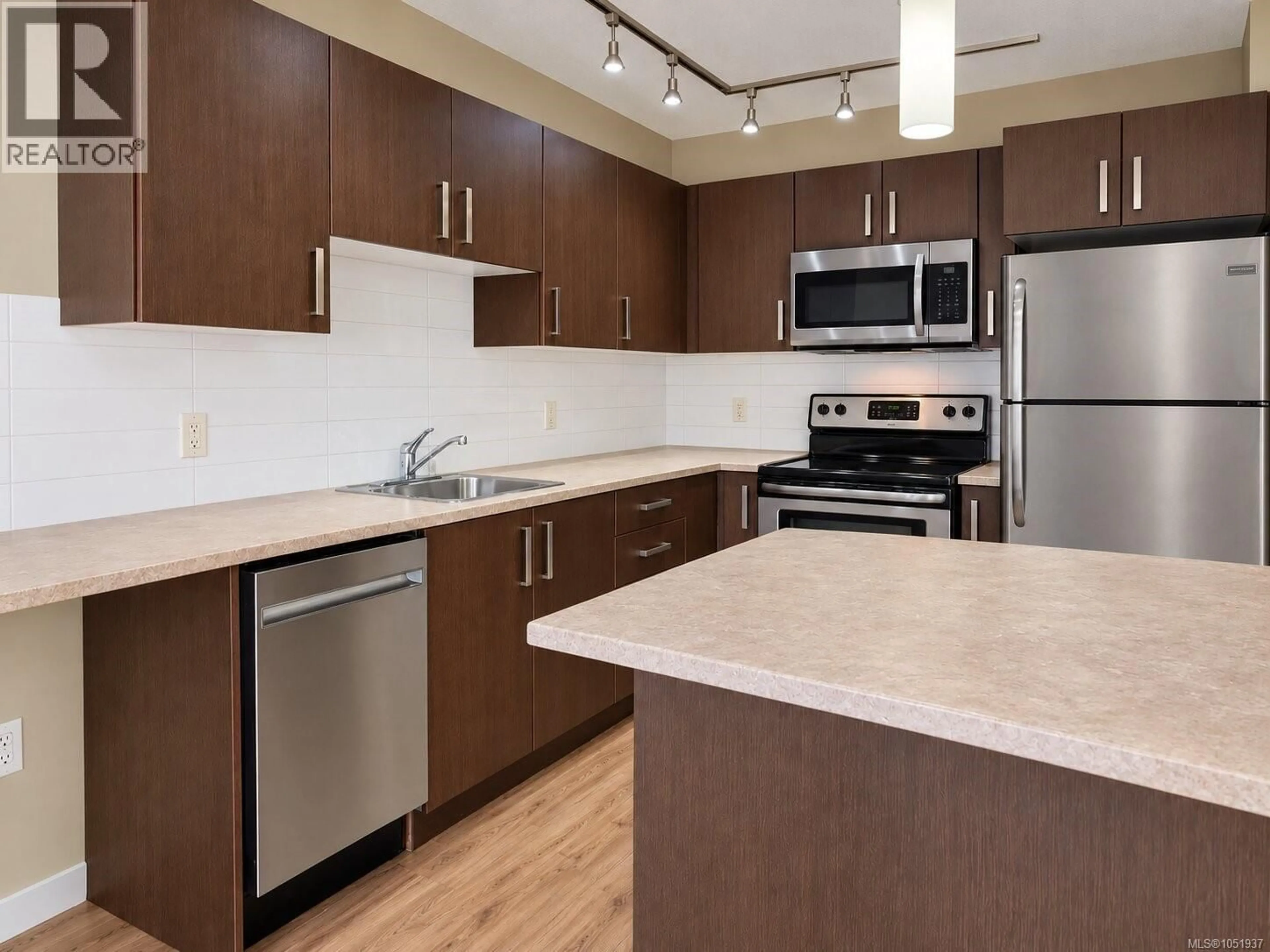 Standard kitchen, unknown for 101 - 1600 CASPERS WAY, Nanaimo British Columbia V9S1K1