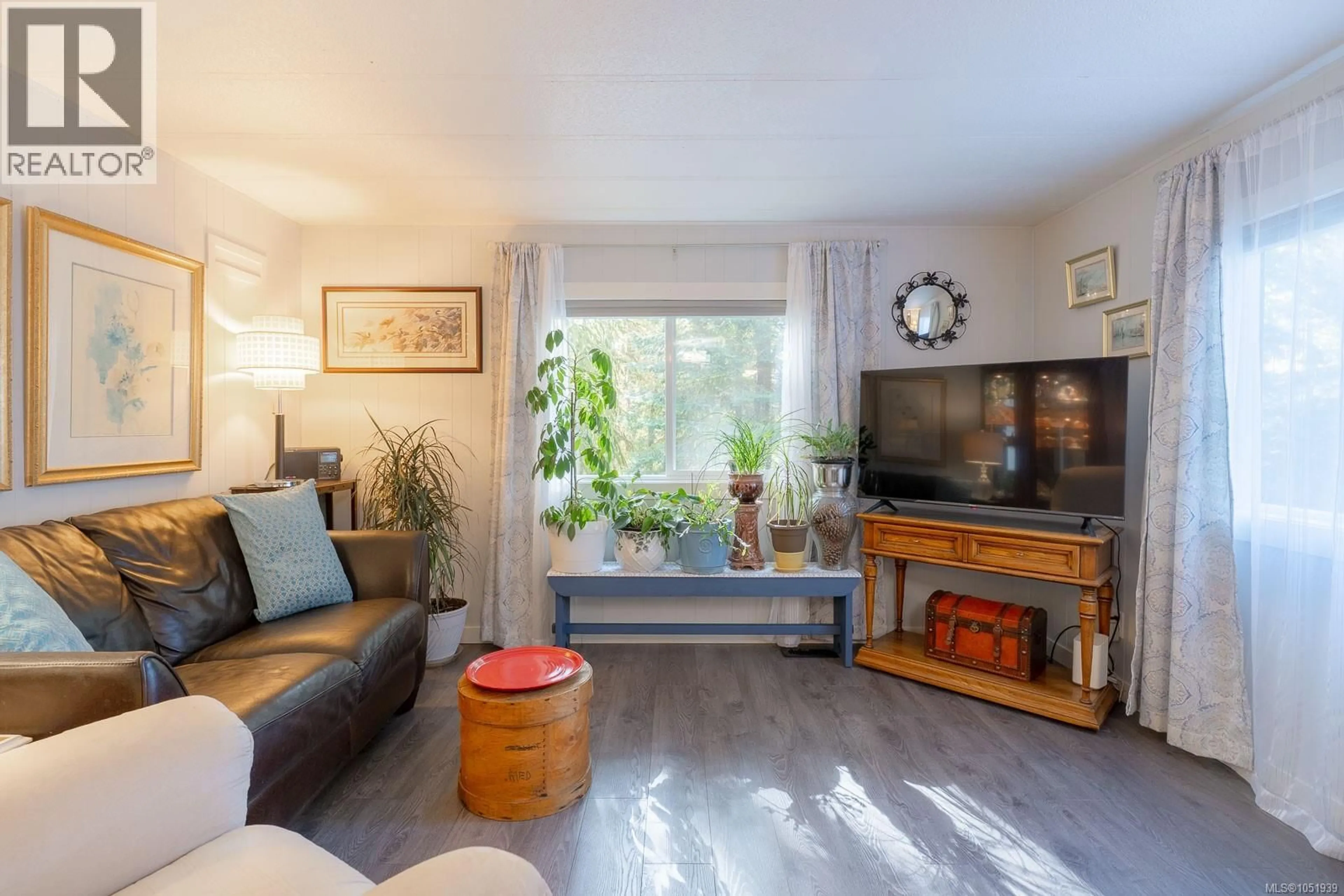 Living room with furniture, wood/laminate floor for 2 - 3258 ALBERNI HIGHWAY, Port Alberni British Columbia V9Y8G4