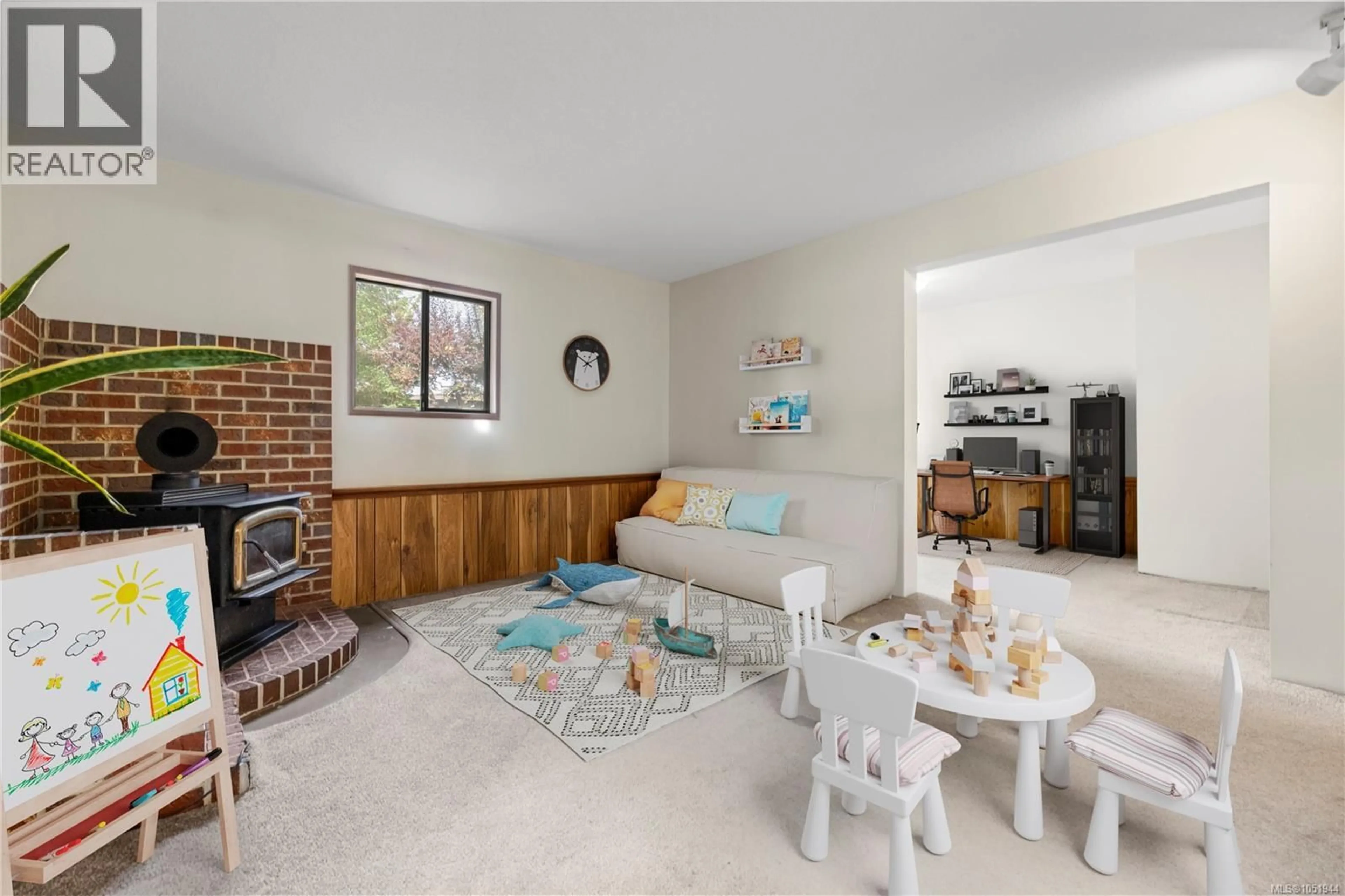 Living room with furniture, unknown for 443 HOYLAKE ROAD WEST, Qualicum Beach British Columbia V9K1J5