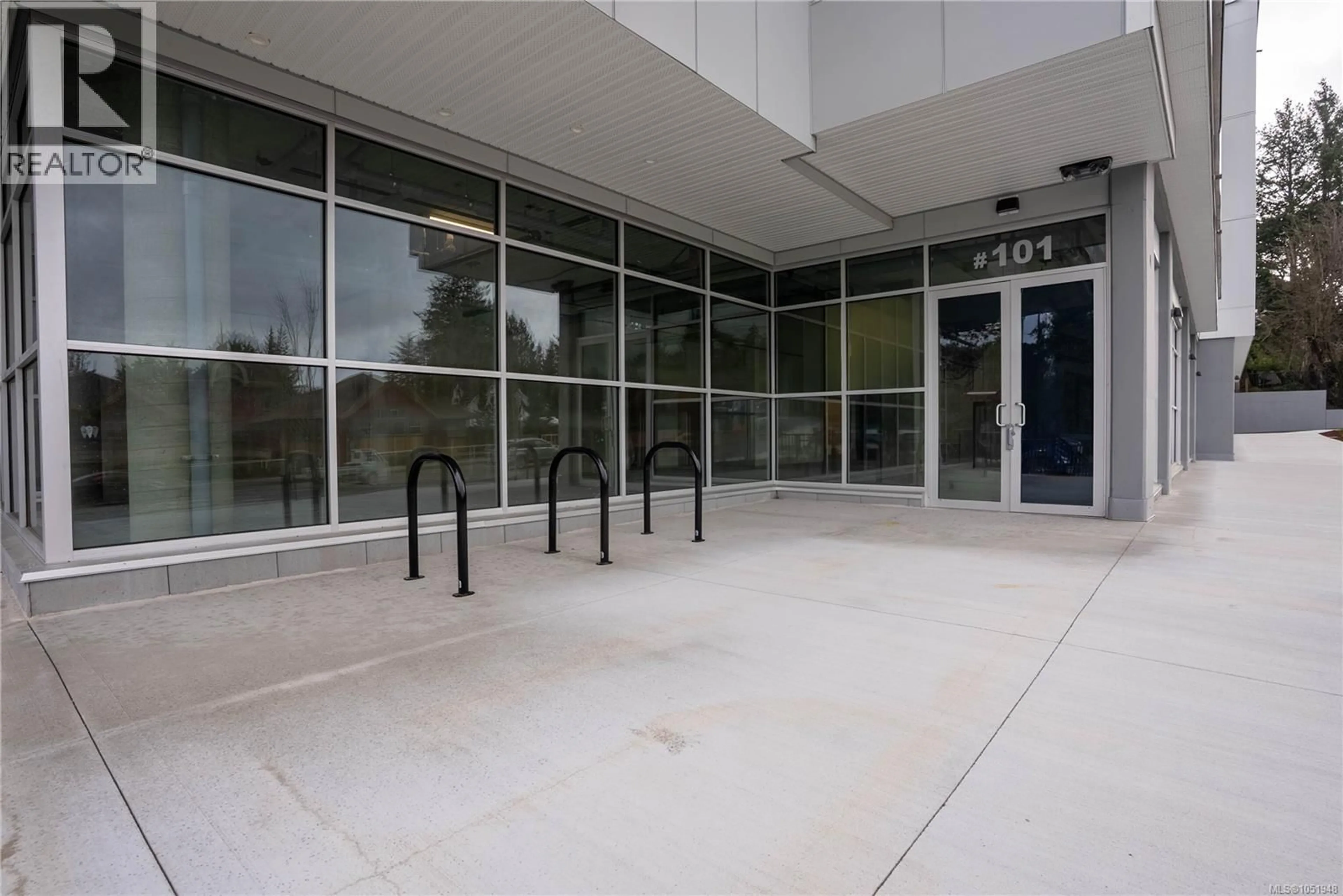 Indoor foyer for 103 - 258 HELMCKEN ROAD, View Royal British Columbia V9A1G5