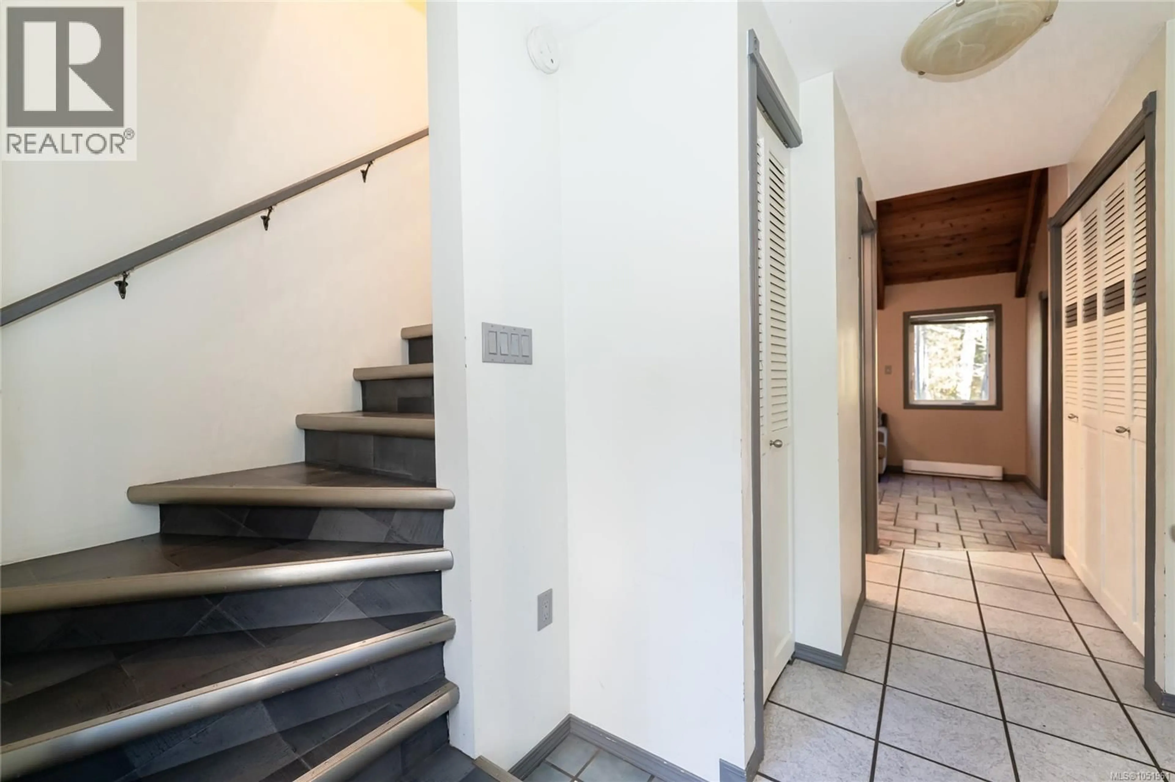 Indoor foyer for 821 EBADORA LANE, Malahat British Columbia V0R2L0