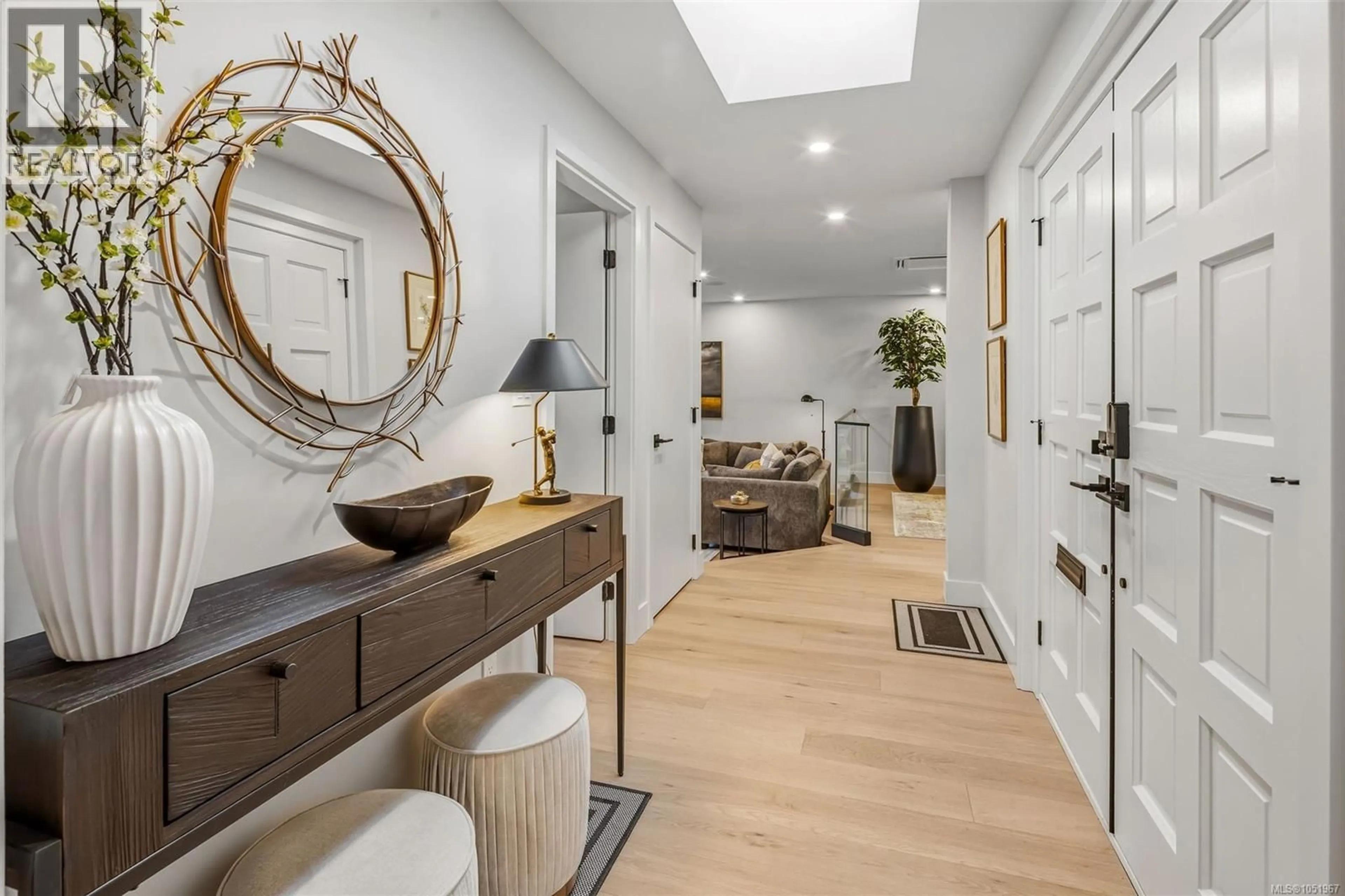 Indoor entryway for 115 - 2345 CEDAR HILL CROSS ROAD, Oak Bay British Columbia V8P5M8