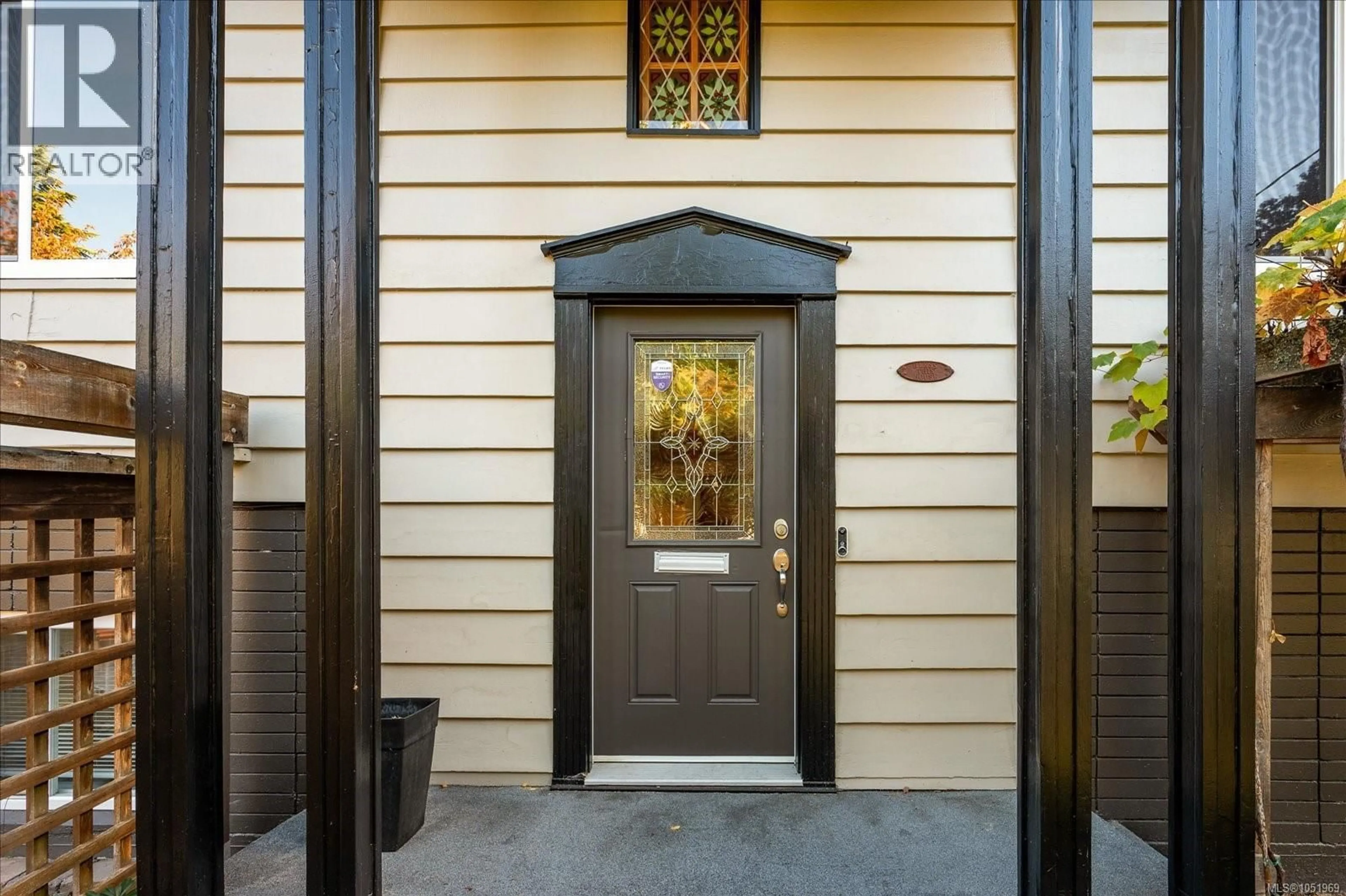 Indoor entryway for 2404 GLENAYR DRIVE, Nanaimo British Columbia V9S3E7