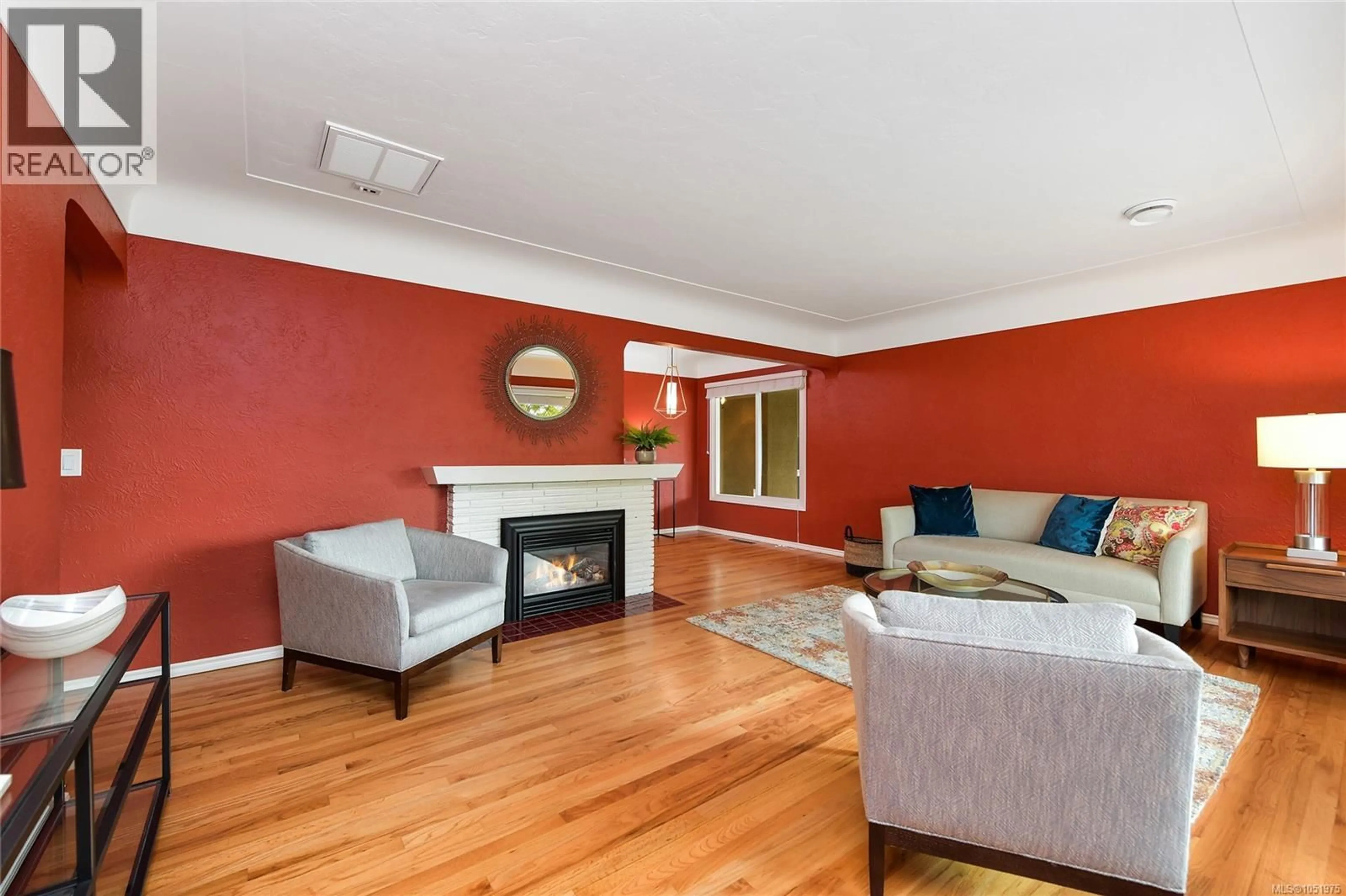 Living room with furniture, wood/laminate floor for 3213 ALDRIDGE STREET, Saanich British Columbia V8P4L7