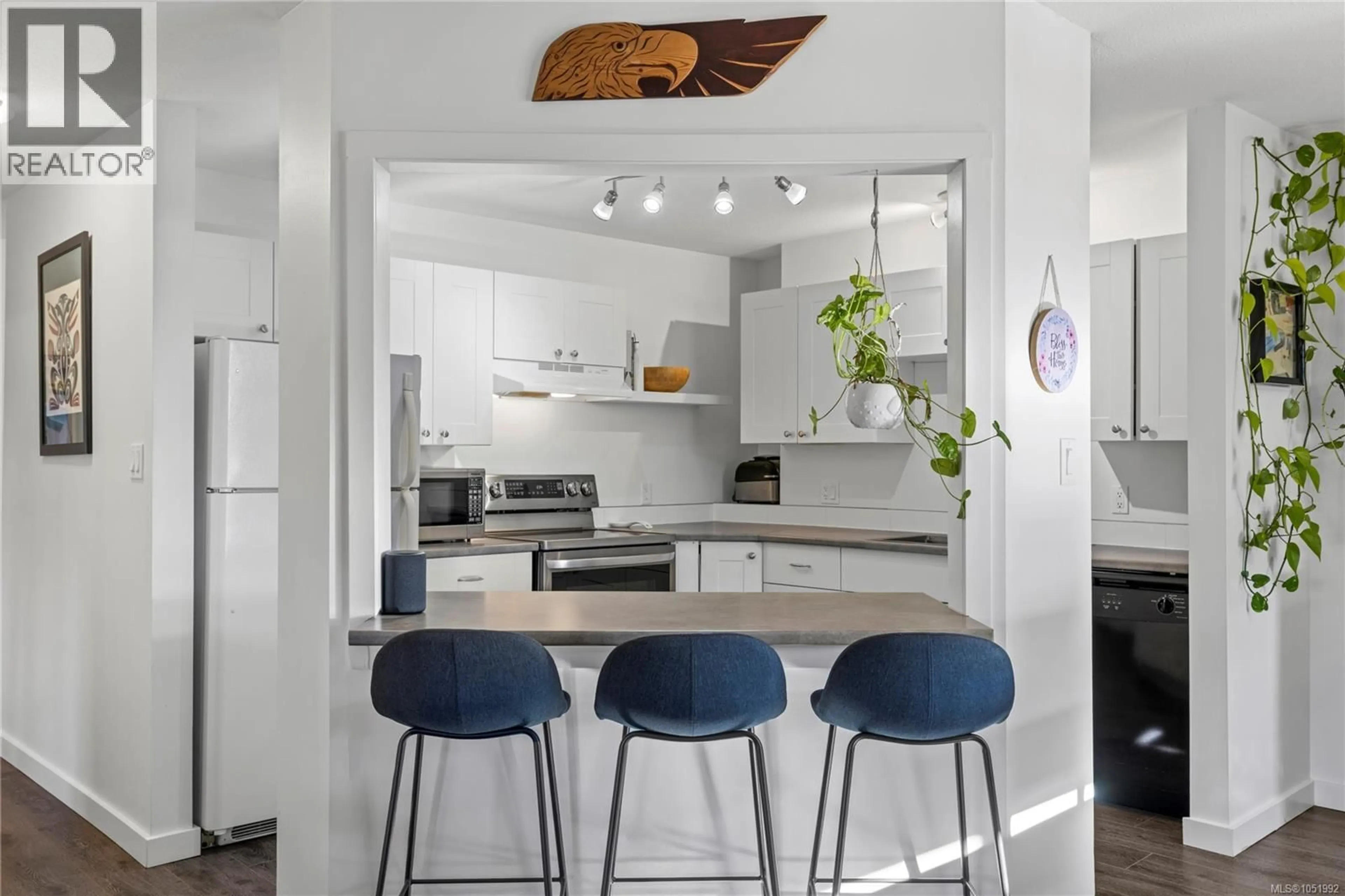Contemporary kitchen, ceramic/tile floor for 214 - 3185 BARONS ROAD, Nanaimo British Columbia V9T5T3