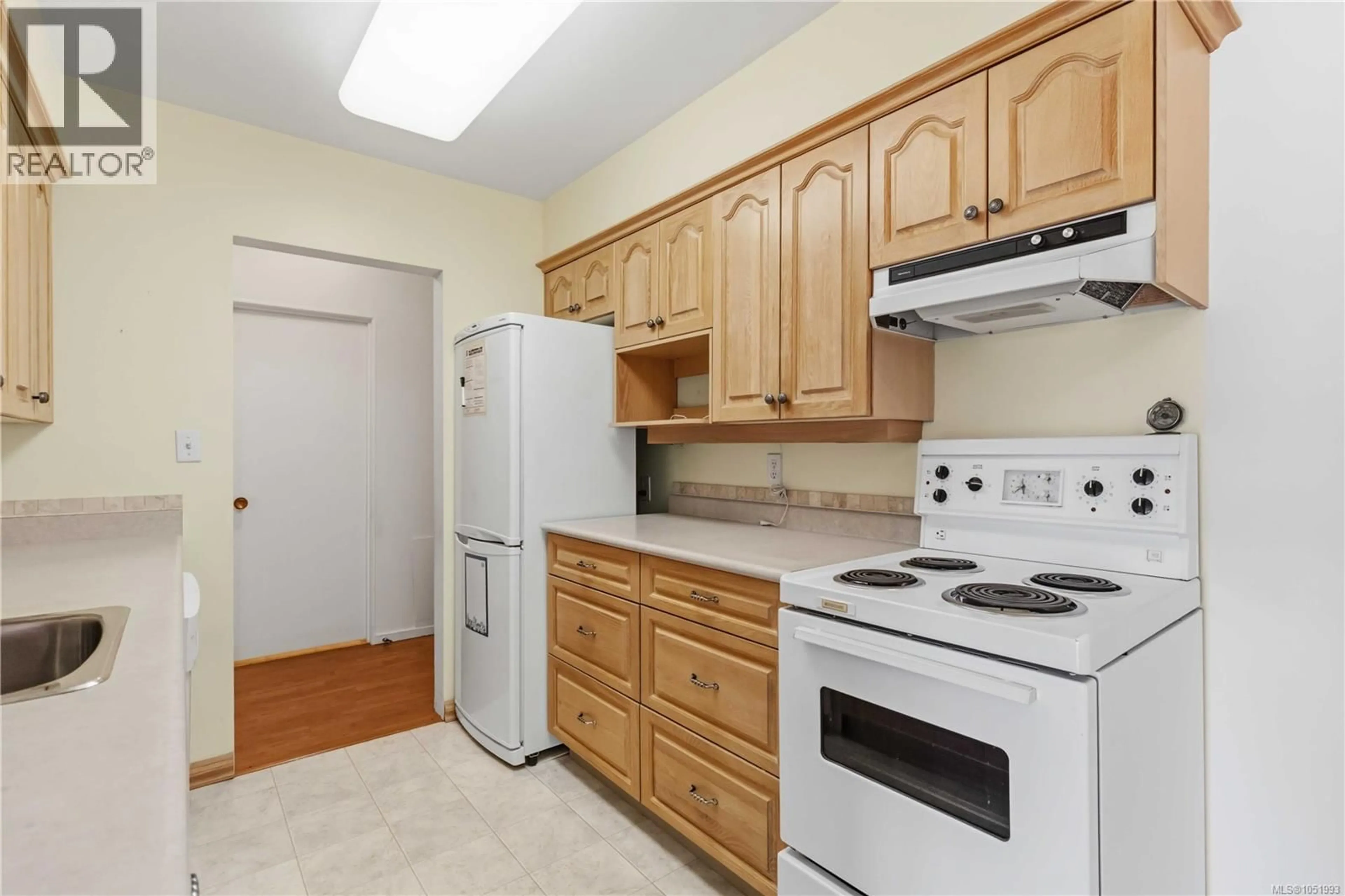 Standard kitchen, unknown for 207 - 9560 FIFTH STREET, Sidney British Columbia V8L2W5