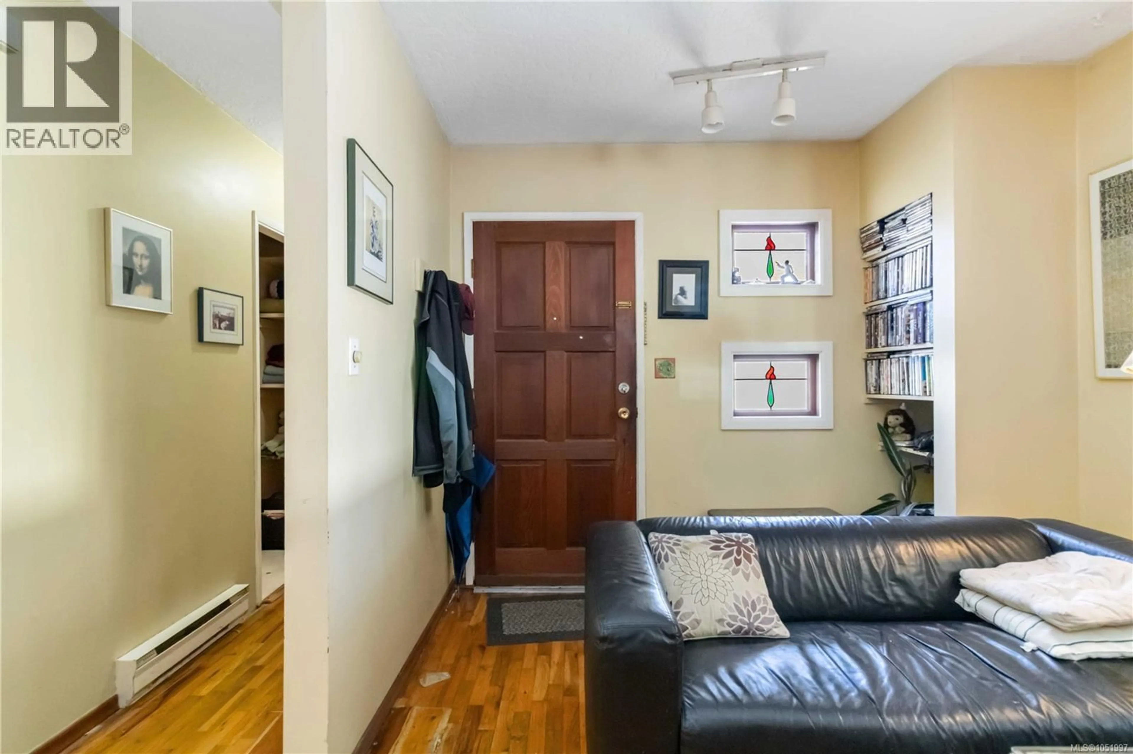 Indoor entryway for 1415 LANG STREET, Victoria British Columbia V8T2S6