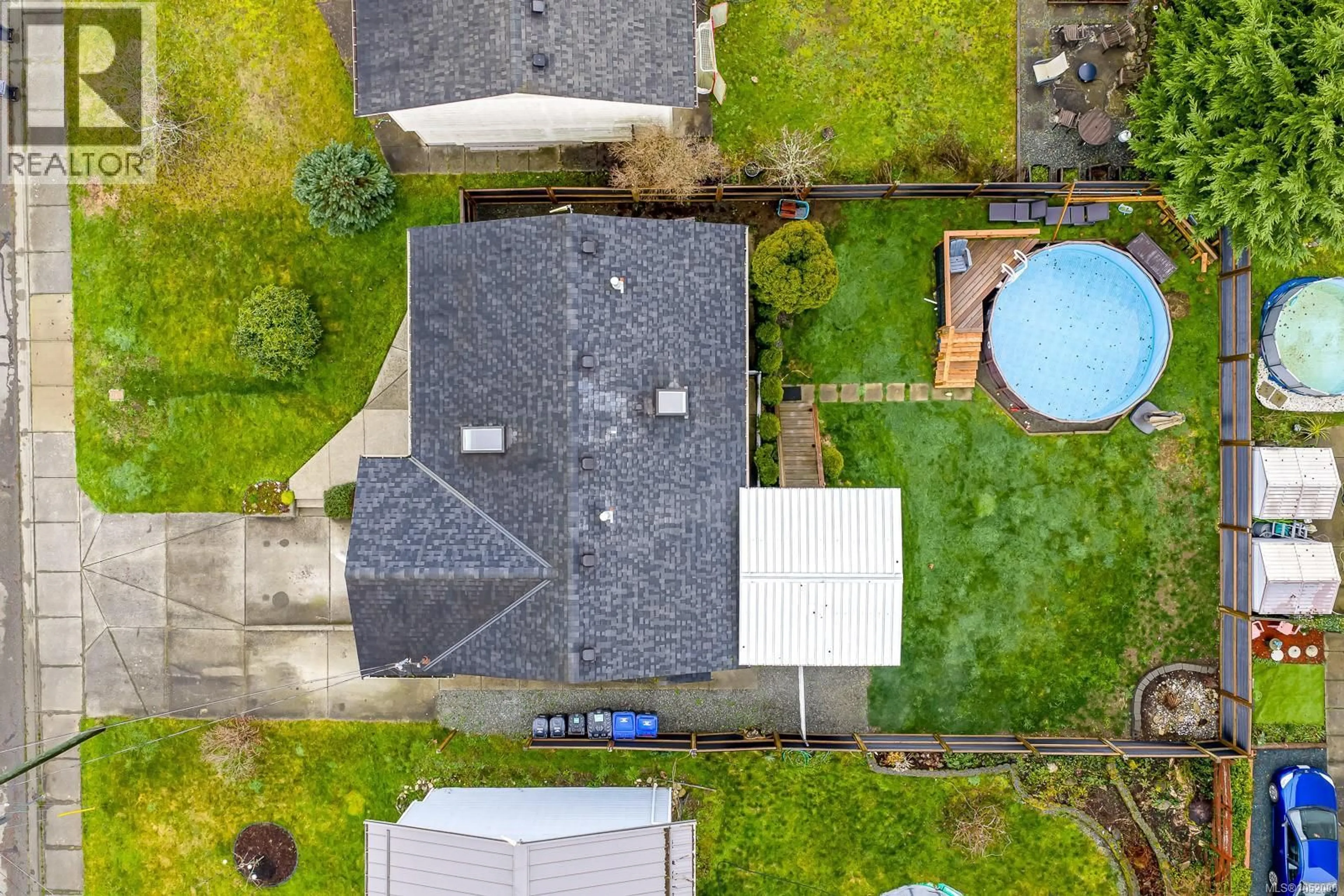 A pic from outside/outdoor area/front of a property/back of a property/a pic from drone, unknown for 113 MITCHELL PLACE, Courtenay British Columbia V9N8P3