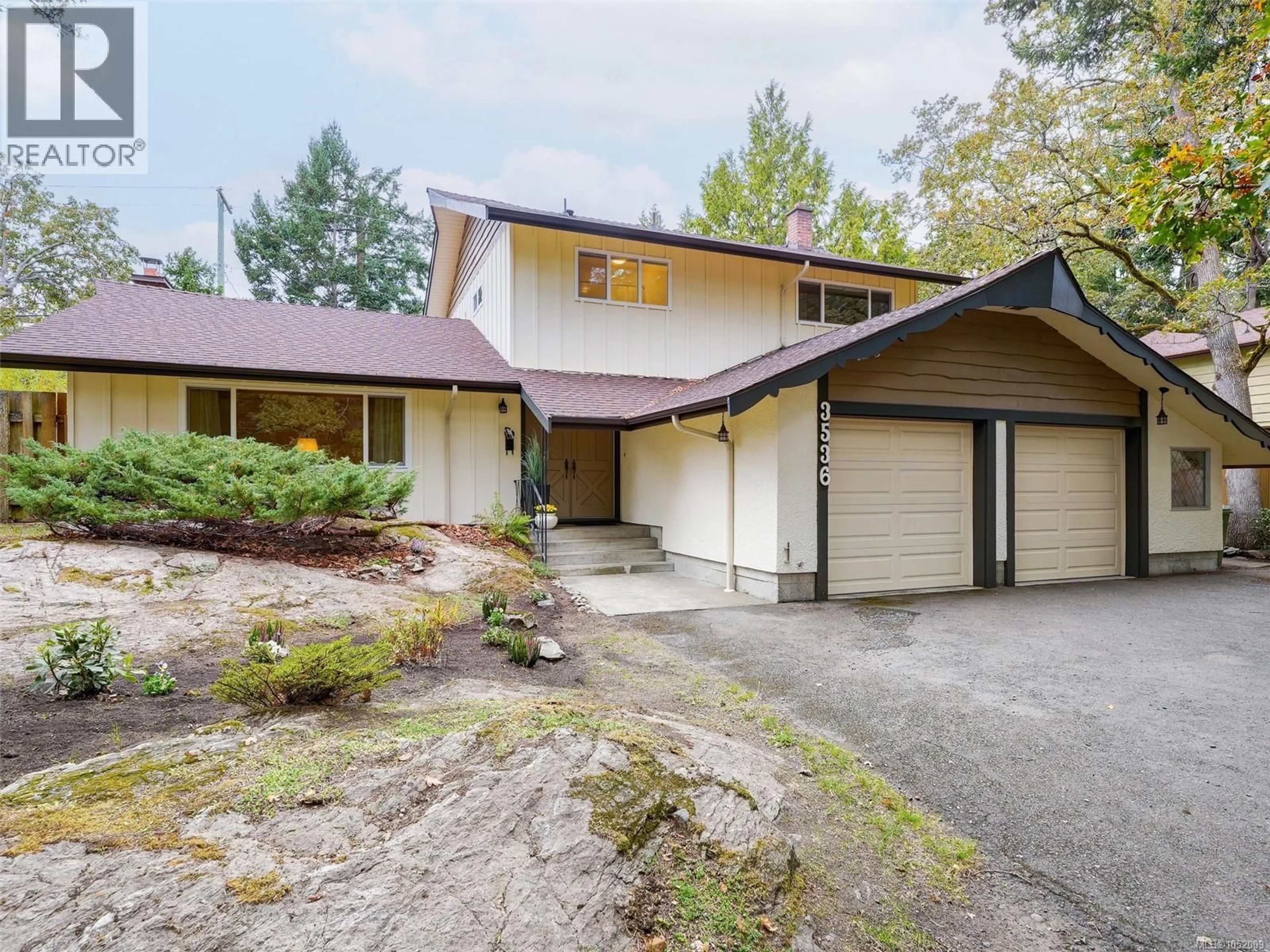 Home with vinyl exterior material, street for 3536 HENDERSON ROAD, Oak Bay British Columbia V8P5B1