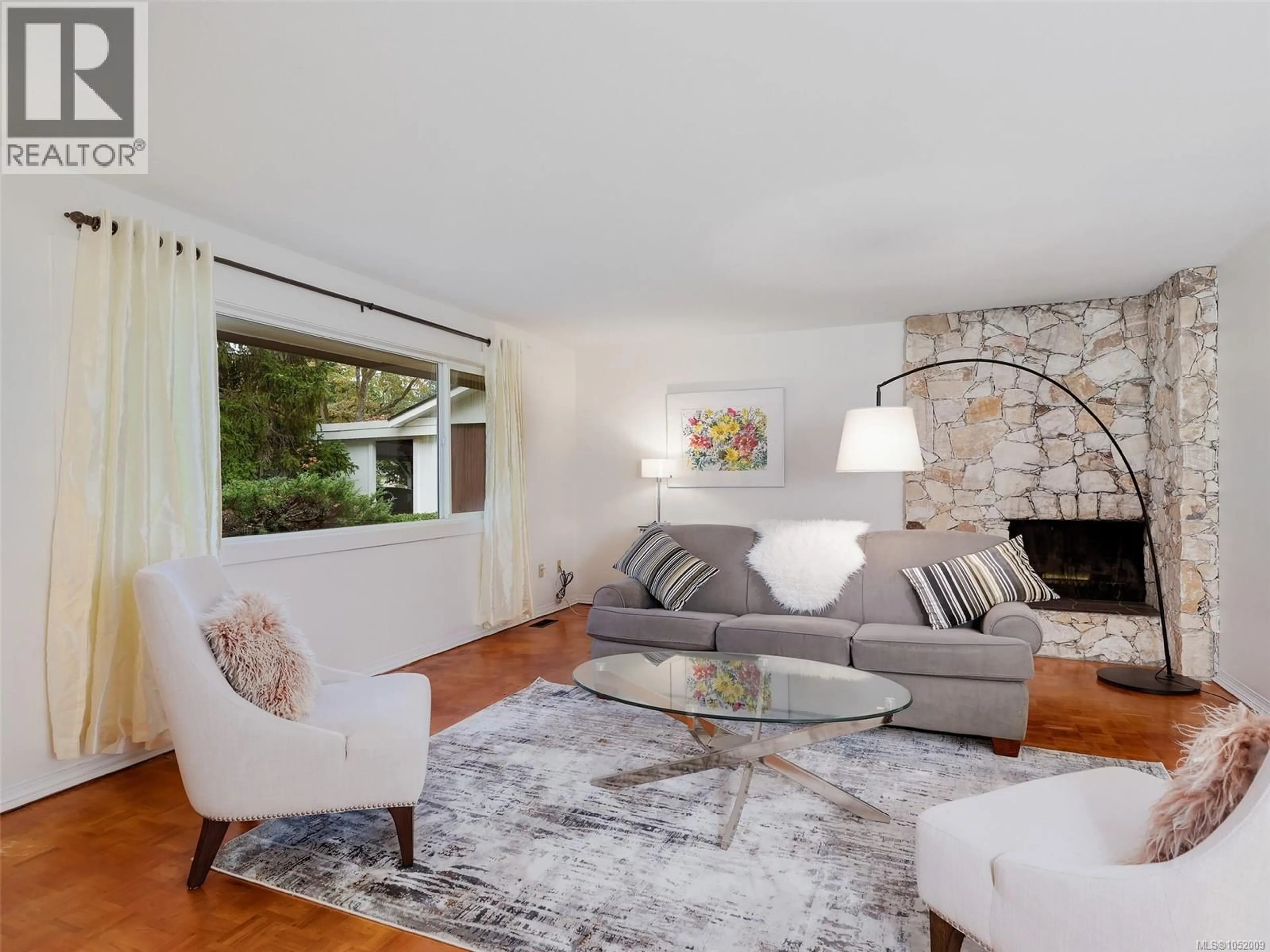 Living room with furniture, unknown for 3536 HENDERSON ROAD, Oak Bay British Columbia V8P5B1