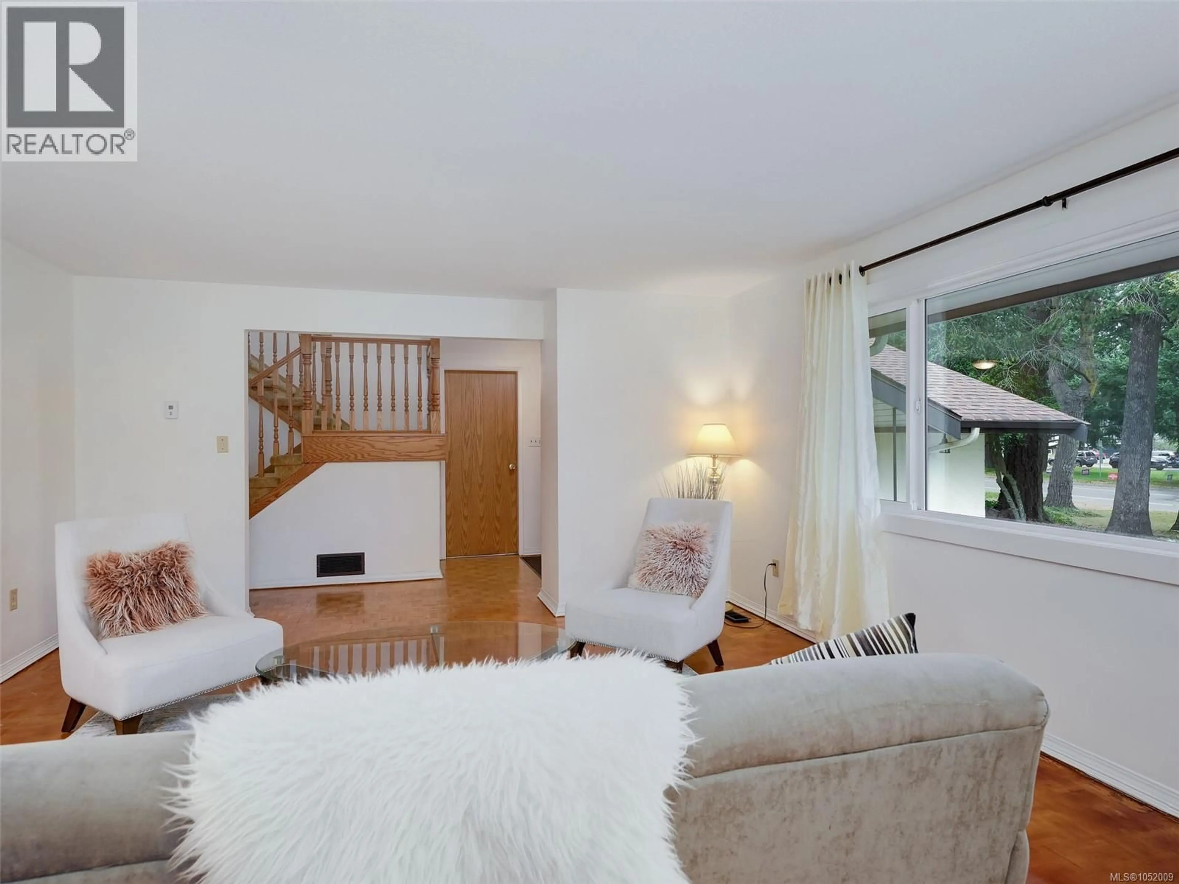 Living room with furniture, unknown for 3536 HENDERSON ROAD, Oak Bay British Columbia V8P5B1
